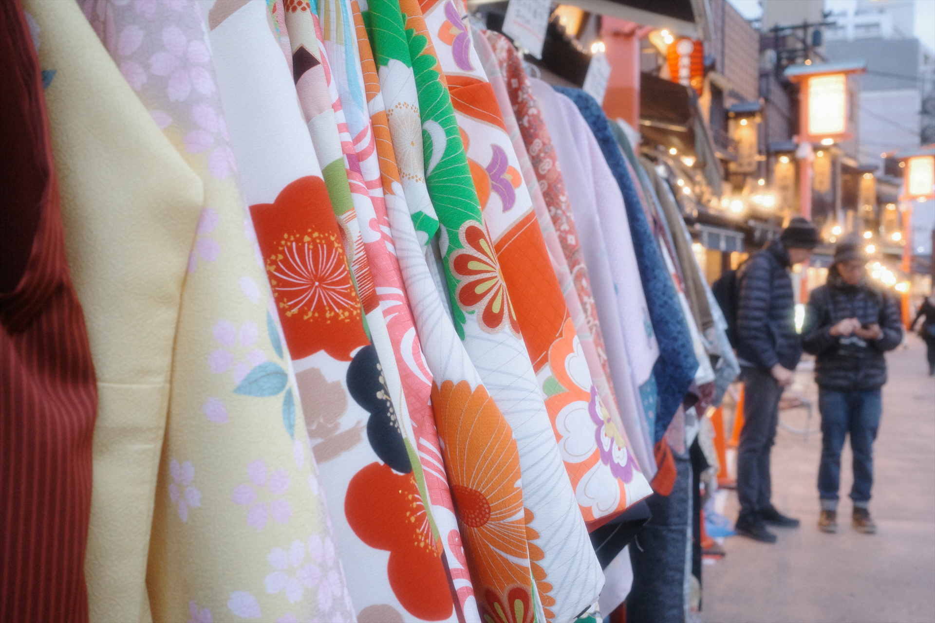 右奥の街灯の光にHDFが効いたことで視線が流れ、画面に奥行きが生まれた<br><span class="fnt-85">GR IV HDF／18.3mm（クロップ35mm）／絞り優先AE（F4.5、1/100秒、＋1EV）／ISO 1600／WB：AWB／イメージコントロール：ネガフィルム調</span>