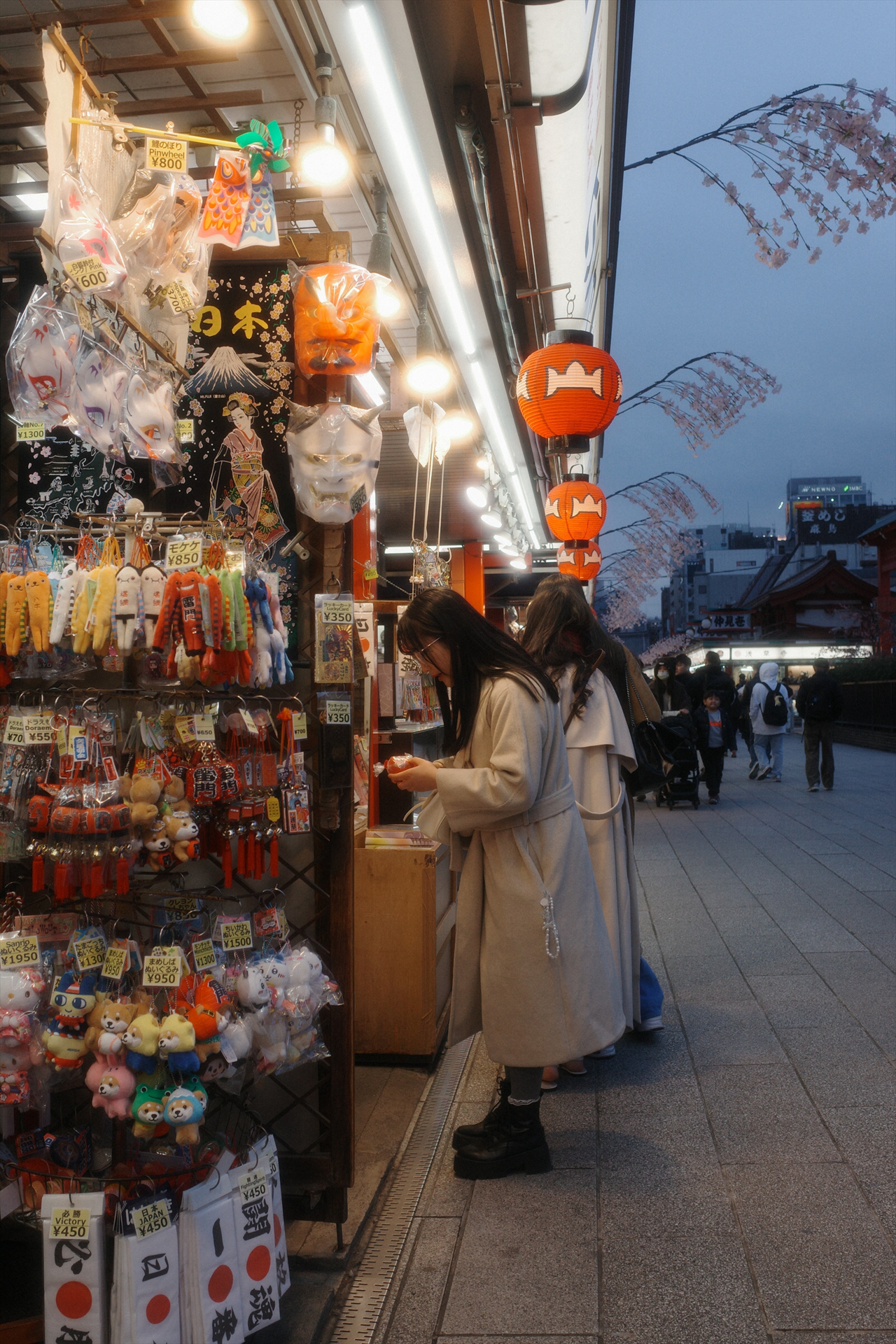 店先のライトが土産店の雰囲気を引き出している<br><span class="fnt-85">GR IV HDF／18.3mm（クロップ35mm）／絞り優先AE（F3.2、1/100秒、－0.3EV）／ISO 200／WB：AWB／イメージコントロール：ネガフィルム調</span>