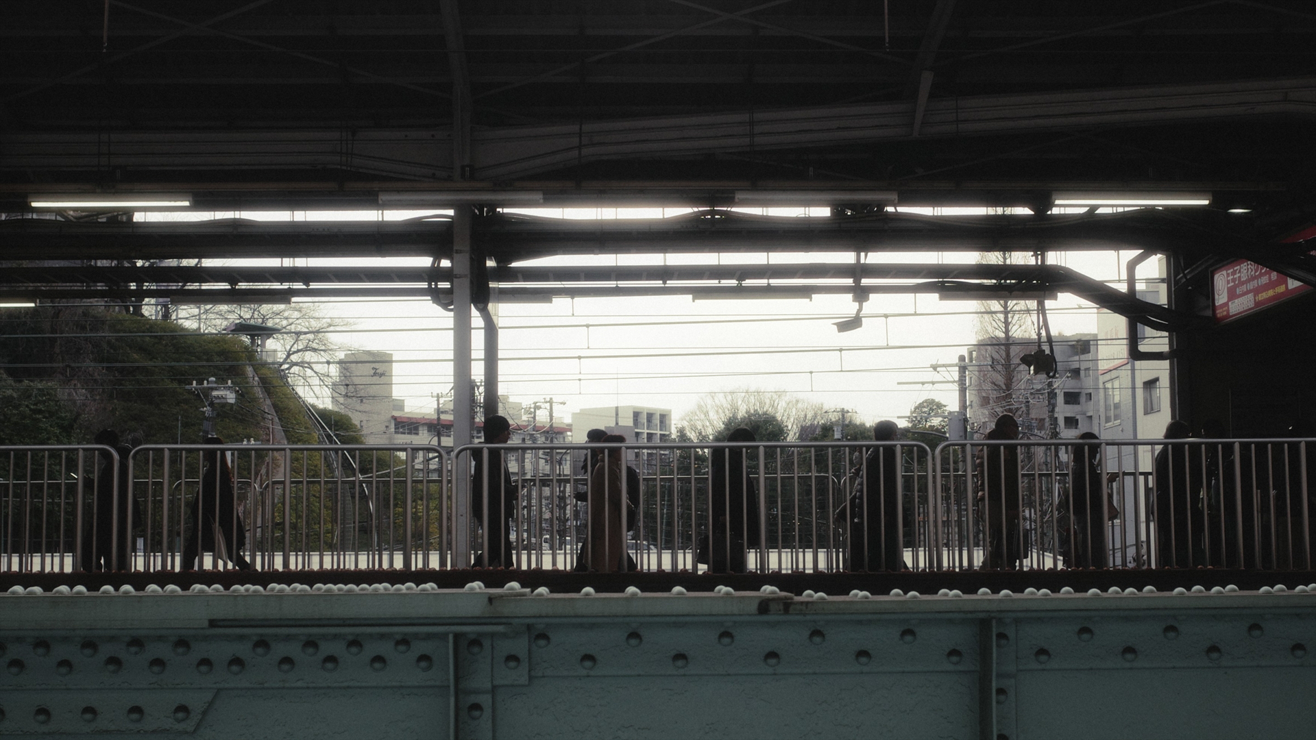 電車のホームに降りた人たちが等間隔で並んで出口へ向かう。拡散された光がその様子を優しく包み込む<br><span class="fnt-85">GR IV HDF／18.3mm（クロップ50mm）／絞り優先AE：P-ex（F3.5、1/800秒、＋0.3EV）／ISO 800／WB：太陽光／イメージコントロール：シネマ調（Y）</span>