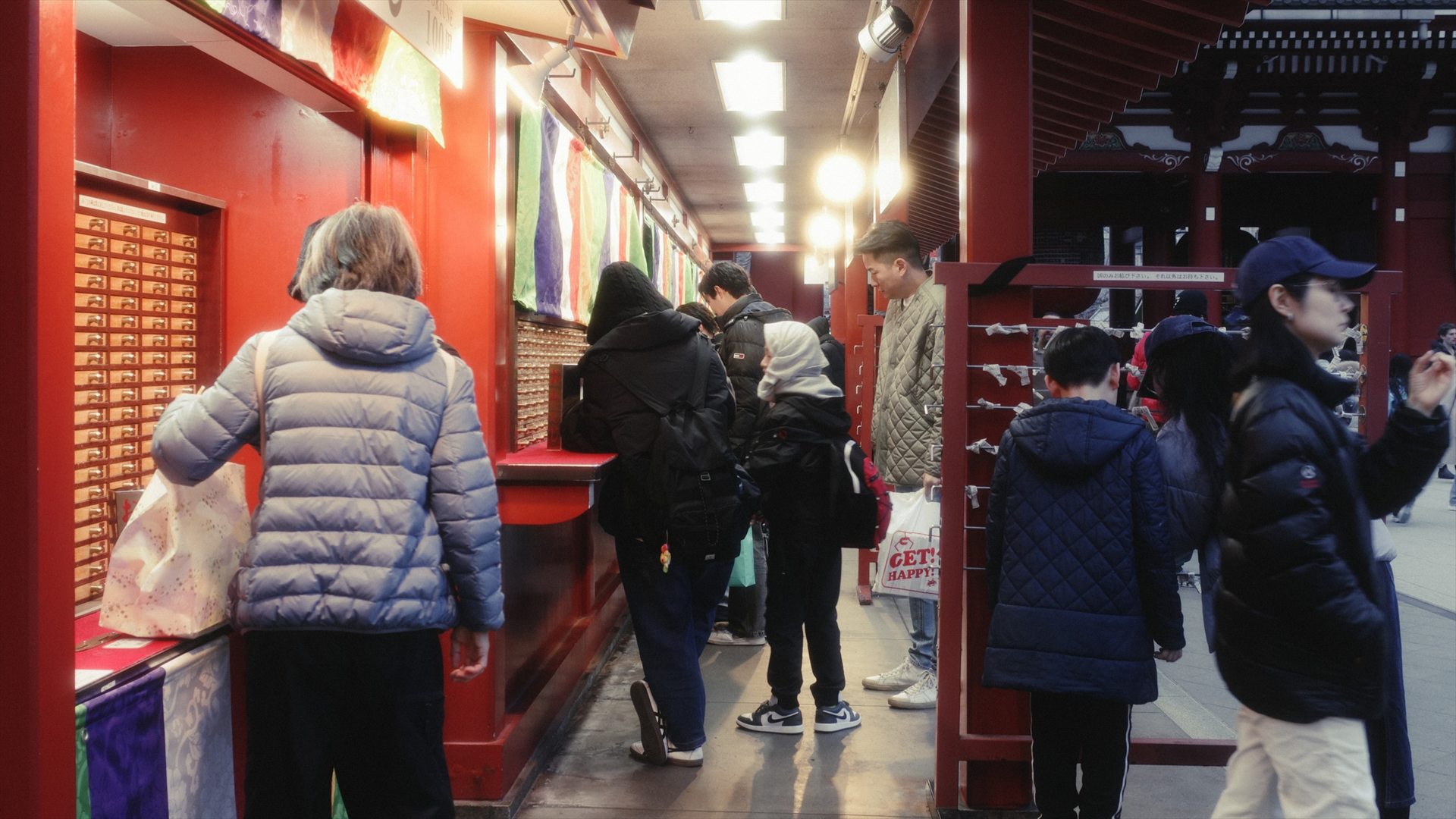 人物の動きが自然なスナップショットは映画やドラマのワンシーンのように見える<br><span class="fnt-85">GR IV HDF／18.3mm（クロップ35mm）／絞り優先AE：P-ex（F3.2、1/30秒、＋0.3EV）／ISO 400／WB：AWB／イメージコントロール：シネマ調（Y）</span>