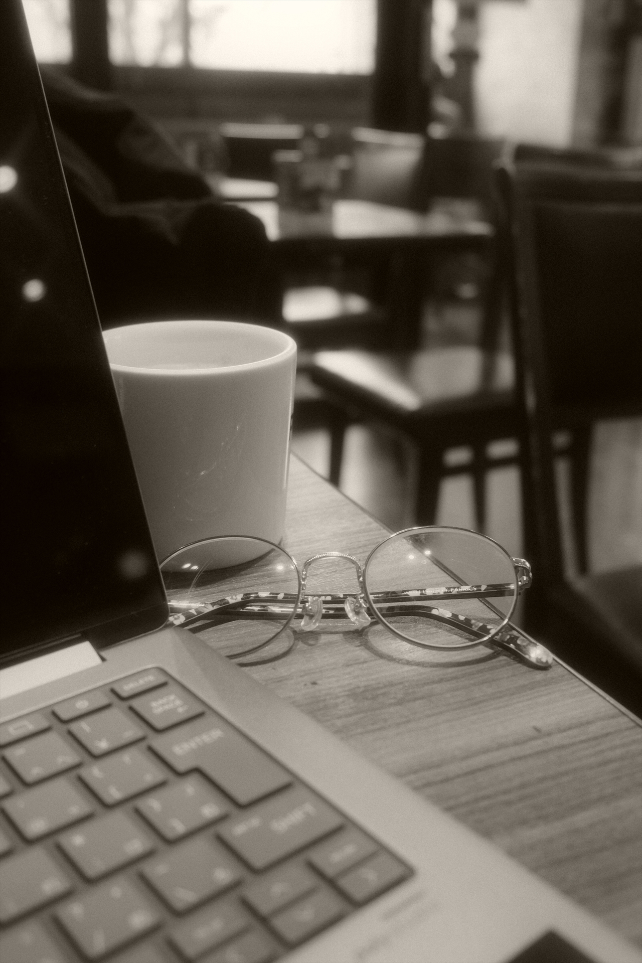 ちょっと一息入れよう。と思ったら眼鏡に照明が写り込んでいたのでシャッターを切った<br><span class="fnt-85">GR IV HDF／18.3mm（クロップ35mm）／絞り優先AE（F3.2、1/30秒、＋0.3EV）／ISO 400／WB：太陽光／イメージコントロール：モノトーン（調色S）</span>