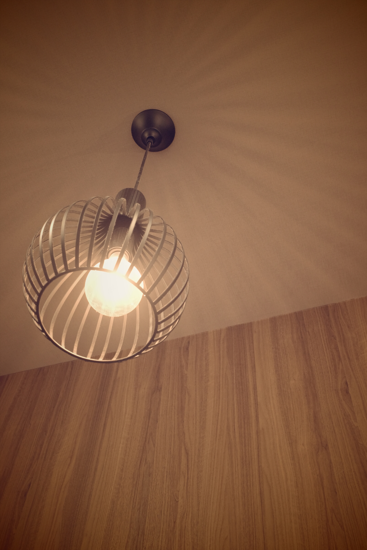 ギラギラした嫌味な感じにならないレトロがとてもいい。アンティークな雰囲気になった<br><span class="fnt-85">GR IV HDF／18.3mm（クロップ35mm）／絞り優先AE（F5、1/30秒、－0.7EV）／ISO 3200／WB：AWB／イメージコントロール：レトロ</span>