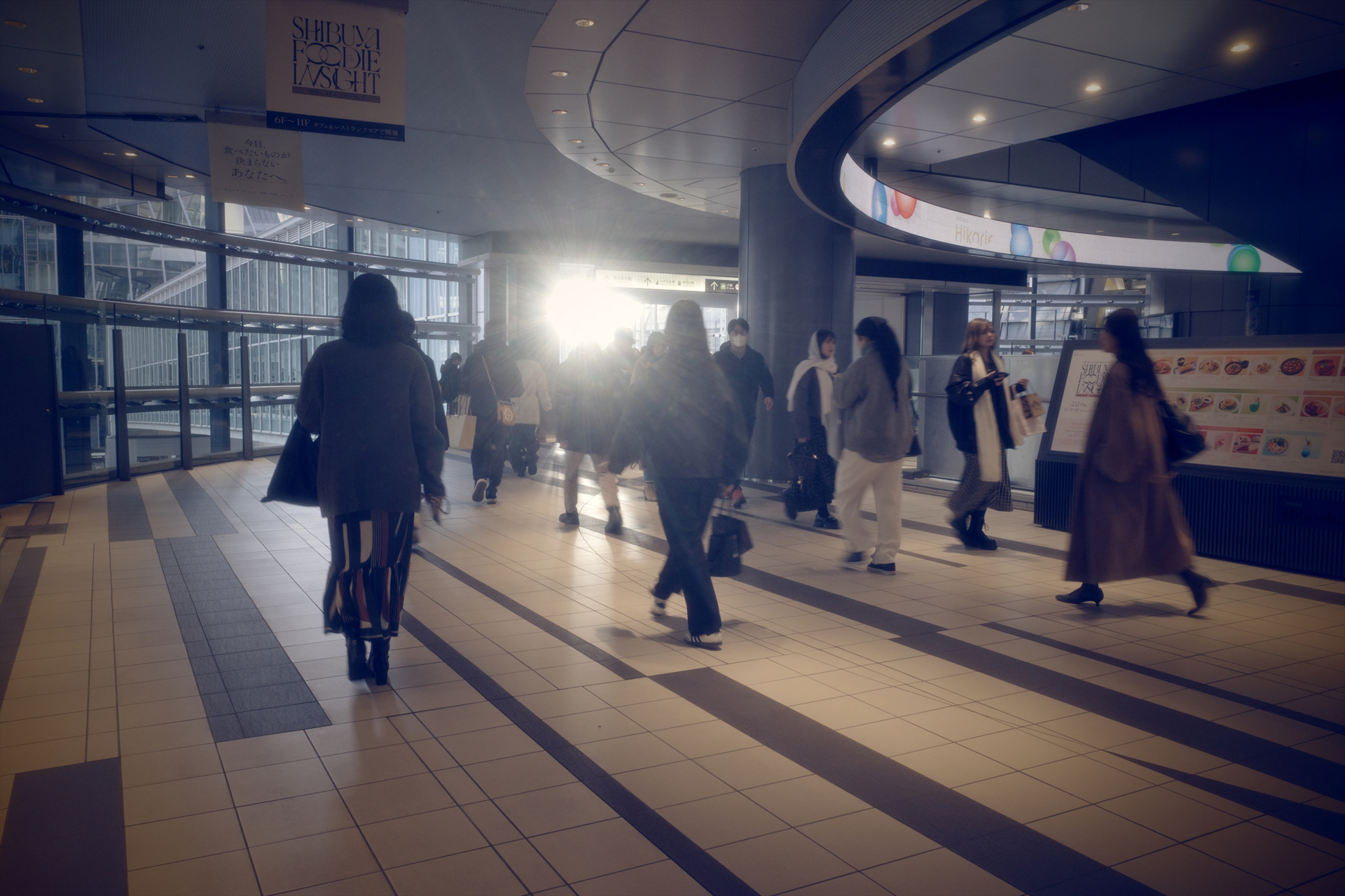 逆光の強い日差しを優しく受け止めている。天井の照明も柔らかくアクセントになった<br><span class="fnt-85">GR IV HDF／18.3mm（28㎜）／絞り優先AE（F7.1、1/30秒、－0.3EV）／ISO 640／WB：AWB／イメージコントロール：レトロ</span>