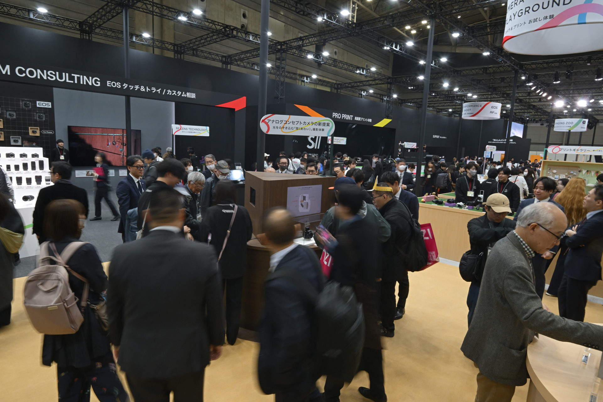 キヤノンブース中央あたりで展示している
