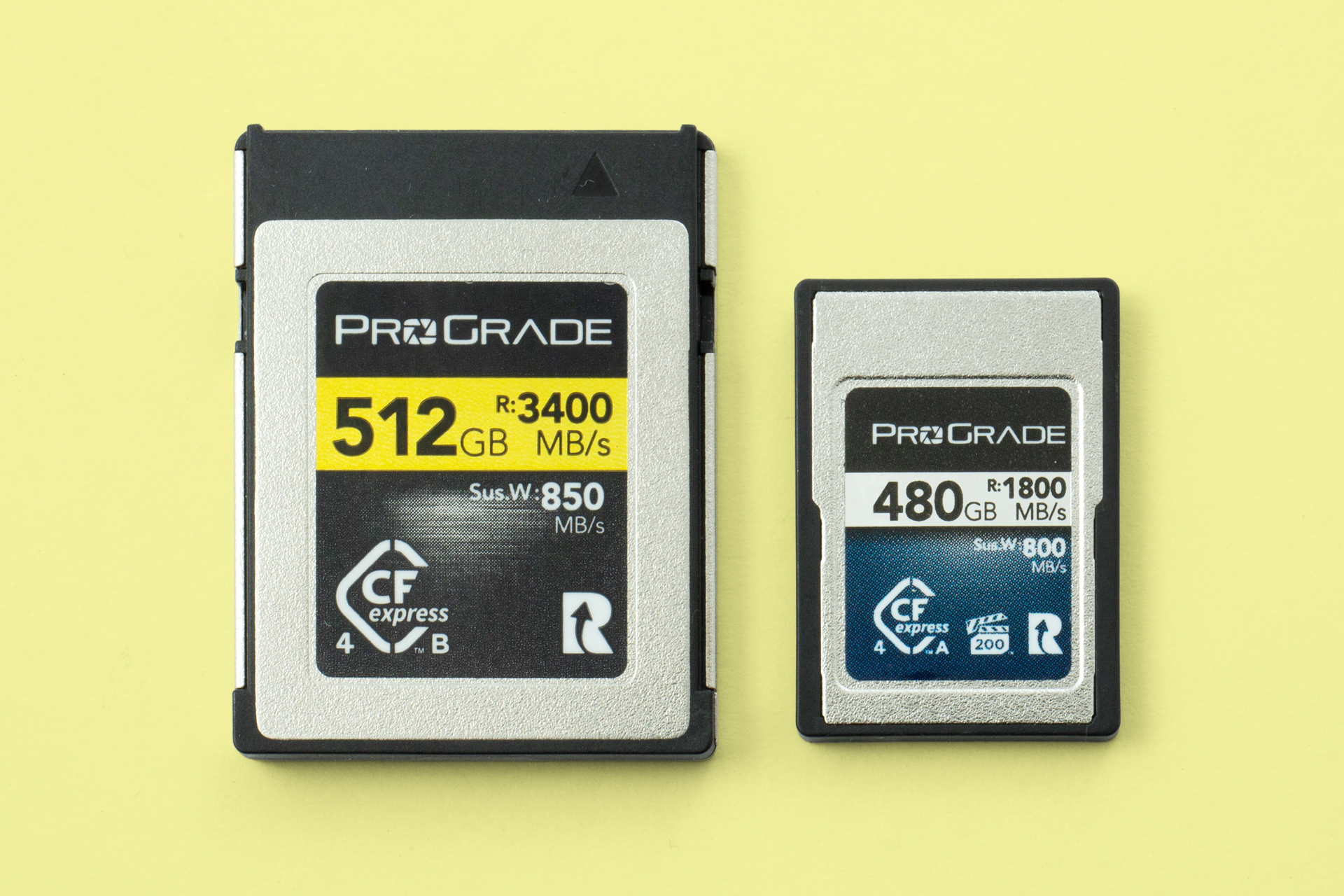 左がCFexpress Type B、右がCFexpress Type A。中身は同じ規格でも、形状が異なるため互換性はない。