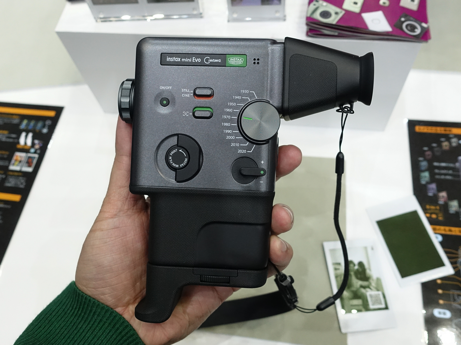 縦持ちスタイルを採用した本体デザイン