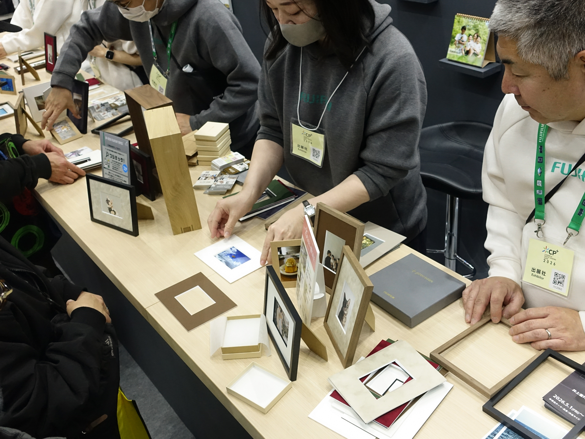 写真に合うマット台紙やフレームを試せるカウンター