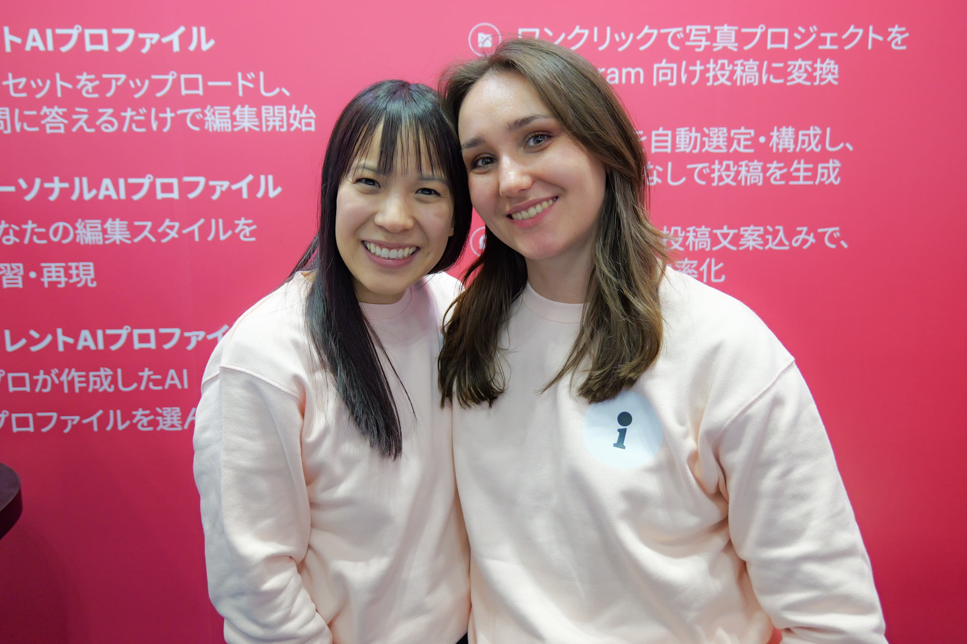 ブランドアンバサダーのKRISTEN LISAさん（左）と、ImagenAI Ltd.でパートナーシップマネージャーを務めるサビナ・イリヤソワさん（右）