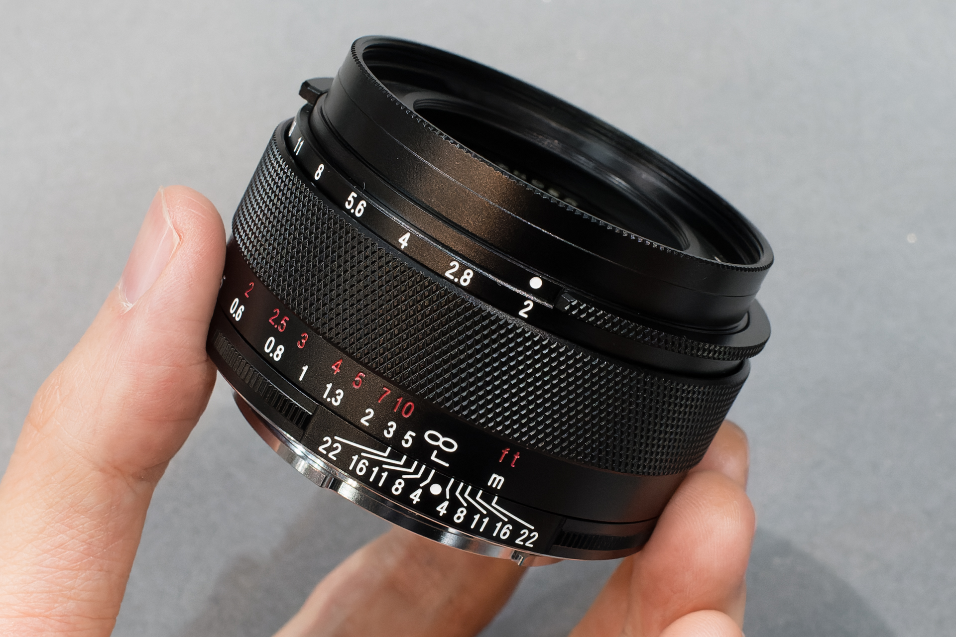 SEPTON 40mm F2 Aspherical E-mount。フードを装着