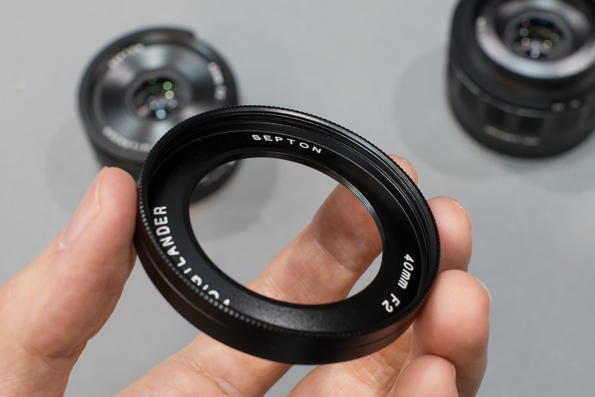 付属のレンズフード。フジツボフードの前側にフィルターネジを備えたイメージ