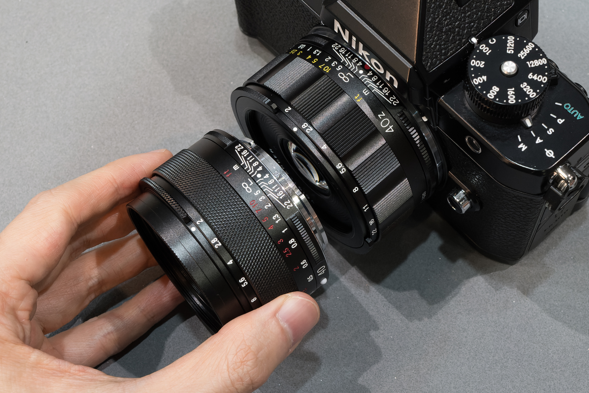 内容としては同じレンズだが、手前のEマウント用とは全く別のレンズに見えるほどデザインを変えている