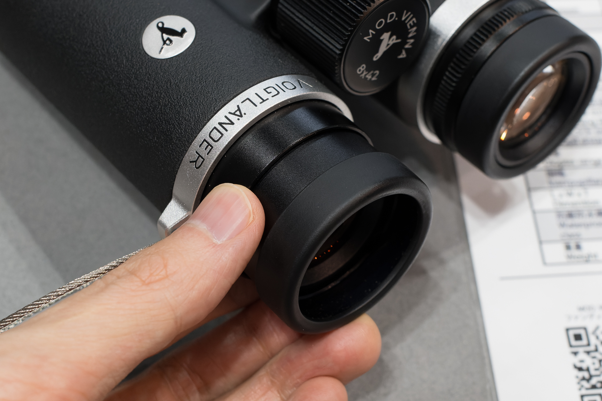 アイピースを回転させると、段階的なクリックとともに繰り出す