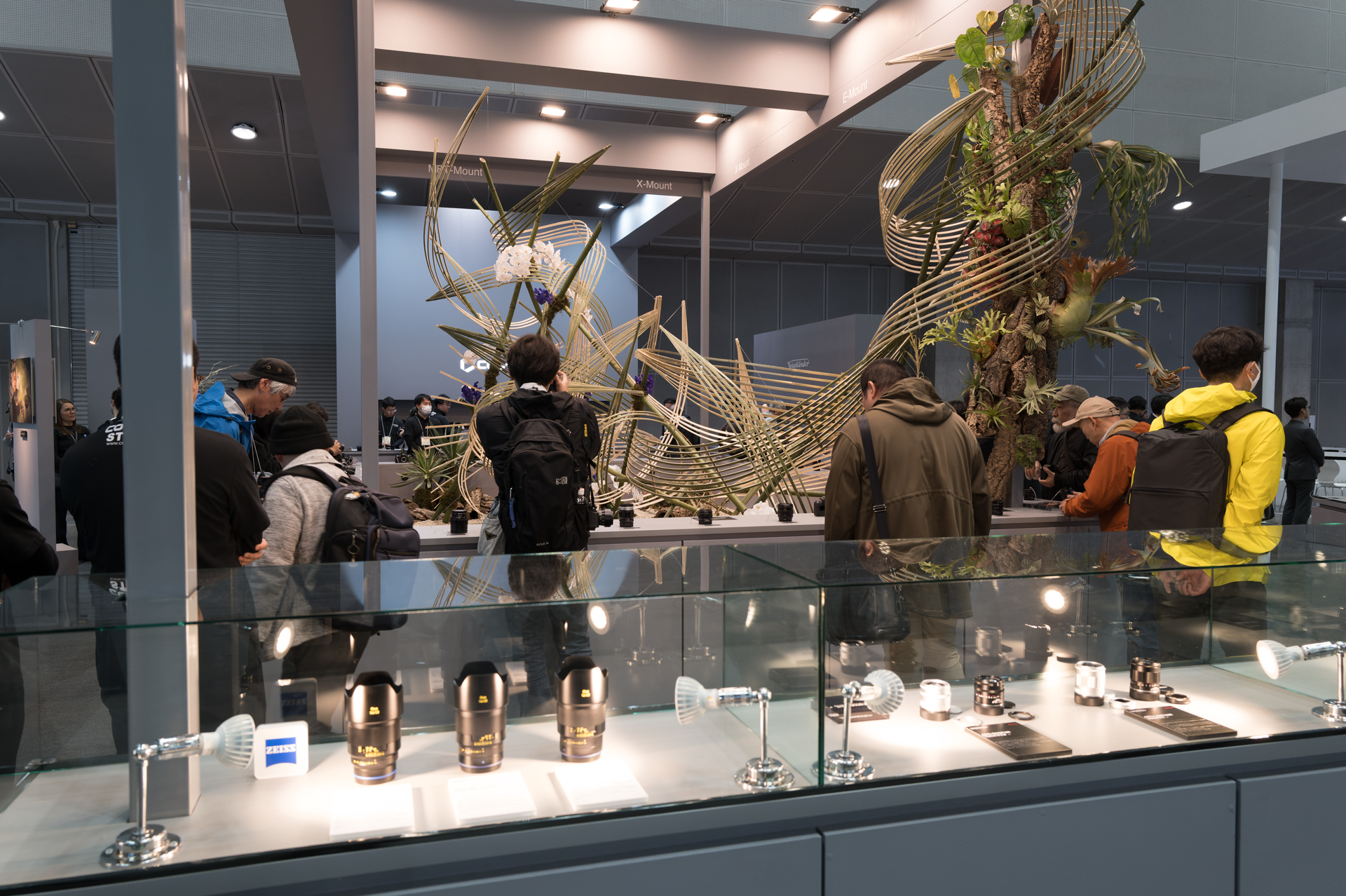 タッチアンドトライコーナーの竹のオブジェは、何層もの奥行きが生まれるデザイン。一見、和の雰囲気を醸し出すだけのようだが、実はレンズの特性を確かめやすいように考えられた造形だ