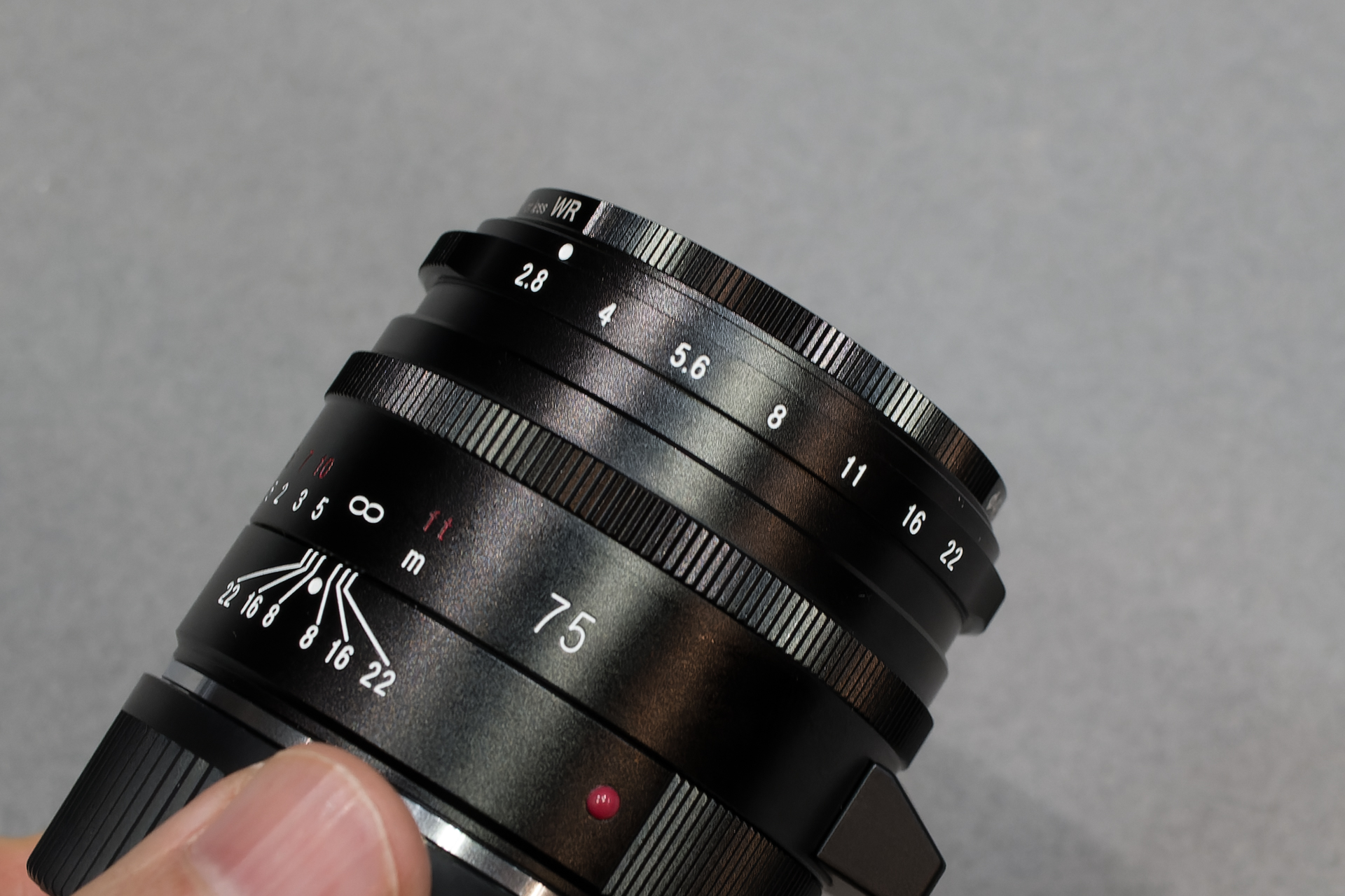 ブラックのレンズに、ブラック枠のUVフィルターを装着