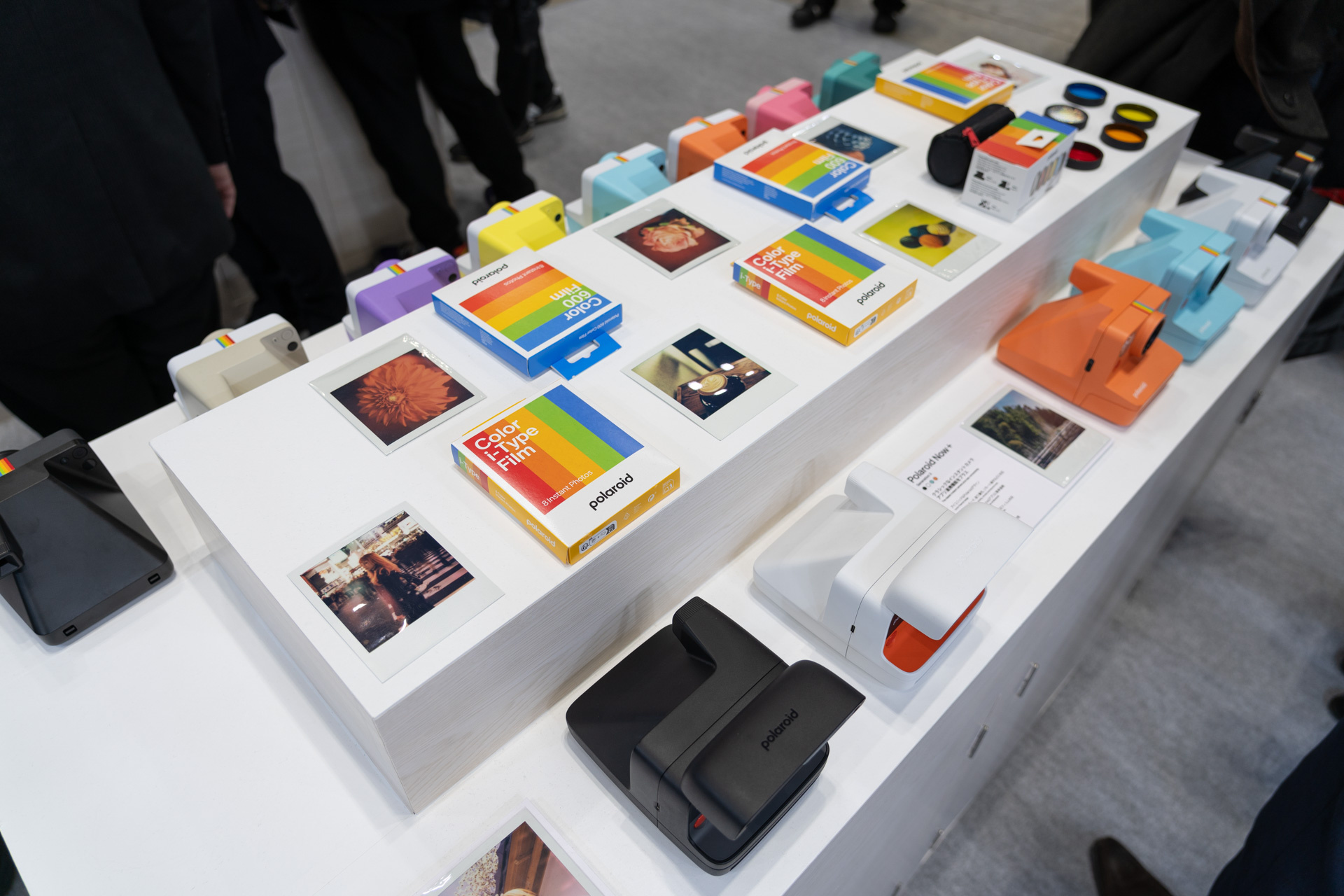 Polaroid製品がずらりと展示された