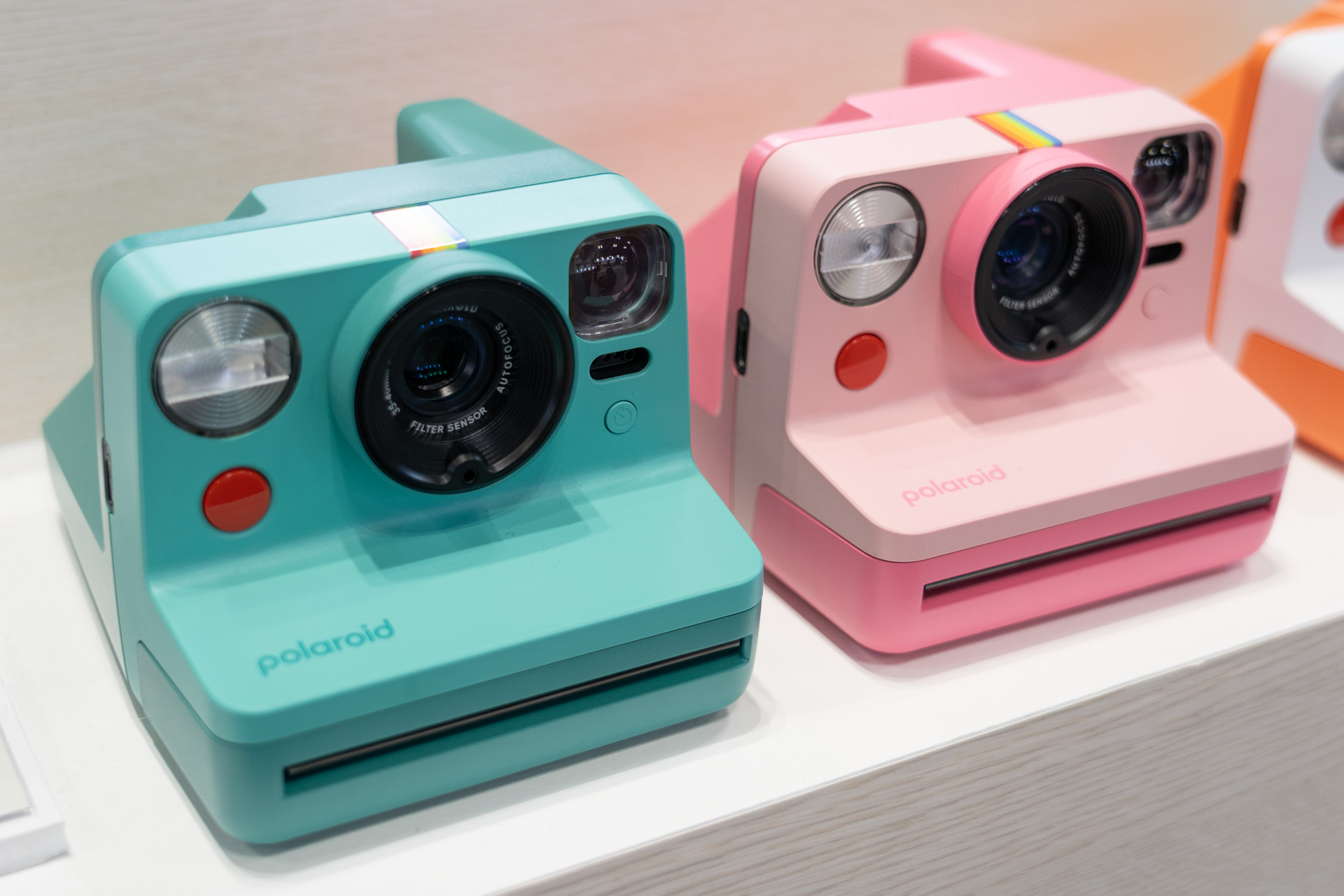 Polaroid Now Generation 3のティール（左）とピンク（右）