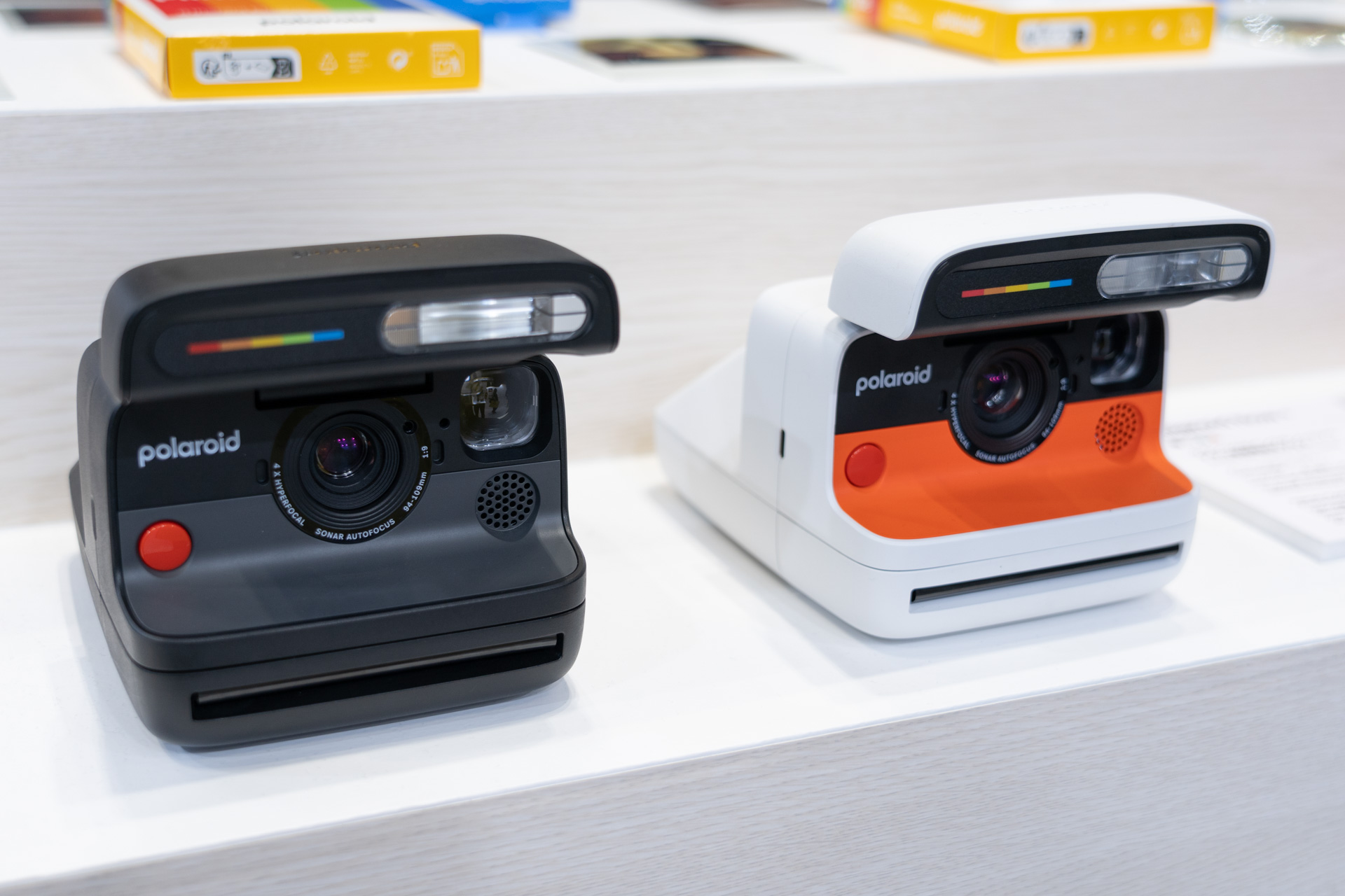 フリップ式のデザインが人気という「Polaroid Flip」。4レンズシステムでよりシャープな撮影が可能