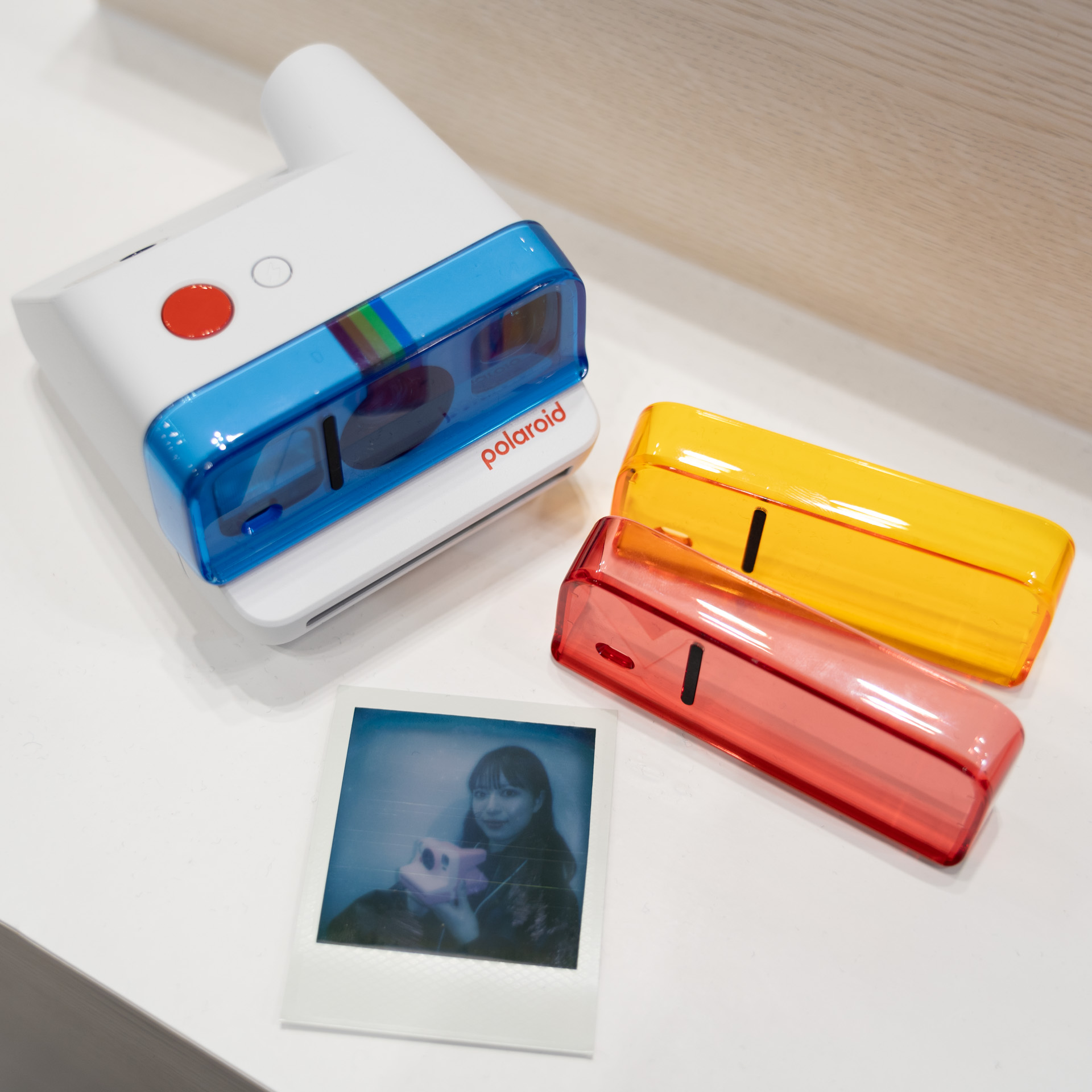 Polaroid Go用のオプションフィルターもある。レンズとストロボの両方にかかるデザインだ。手前は青フィルターを使ったプリント