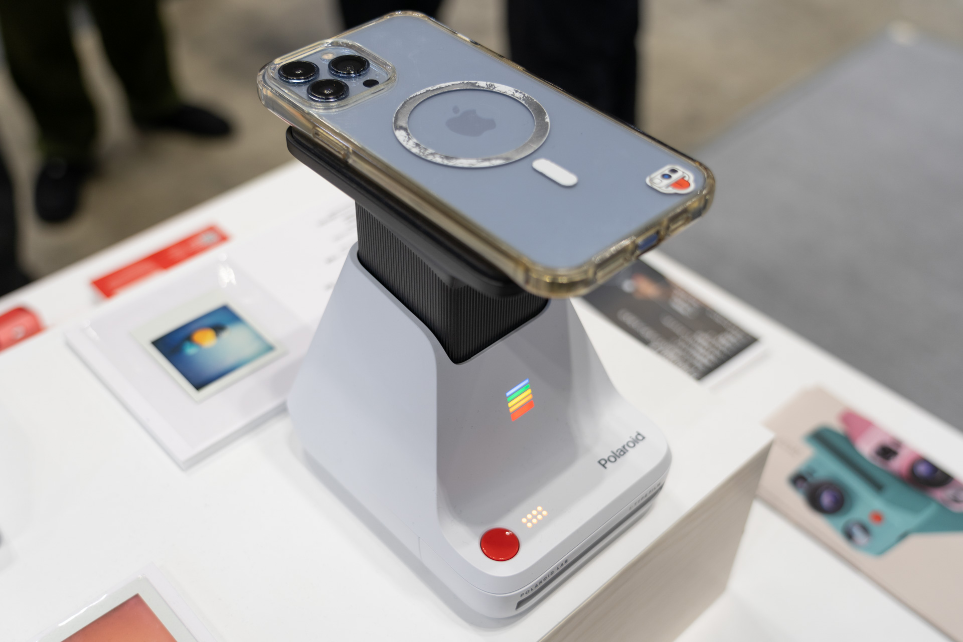 スマートフォンの画面に表示した写真を撮影してプリントする「Polaroid Lab Instant Printer」も見ることができる