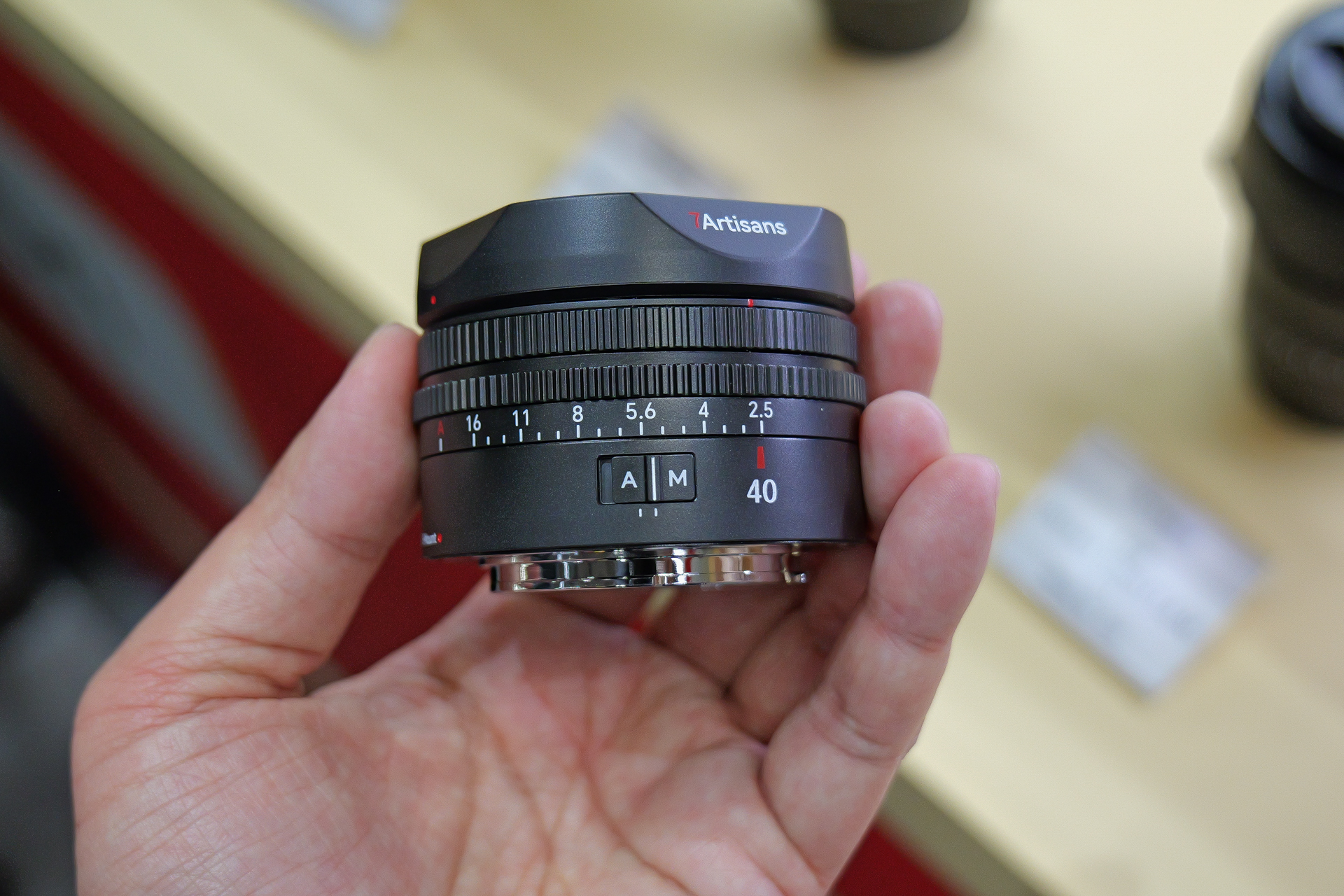 フォーカスリング、絞りリング、AF/MF切り替えスイッチを搭載