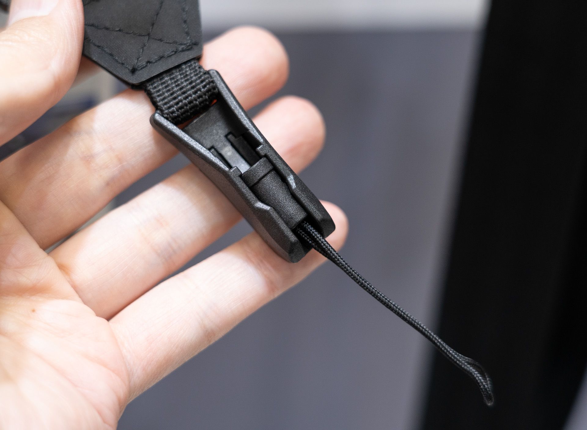 アンカーをロックしたところ。スリムな印象