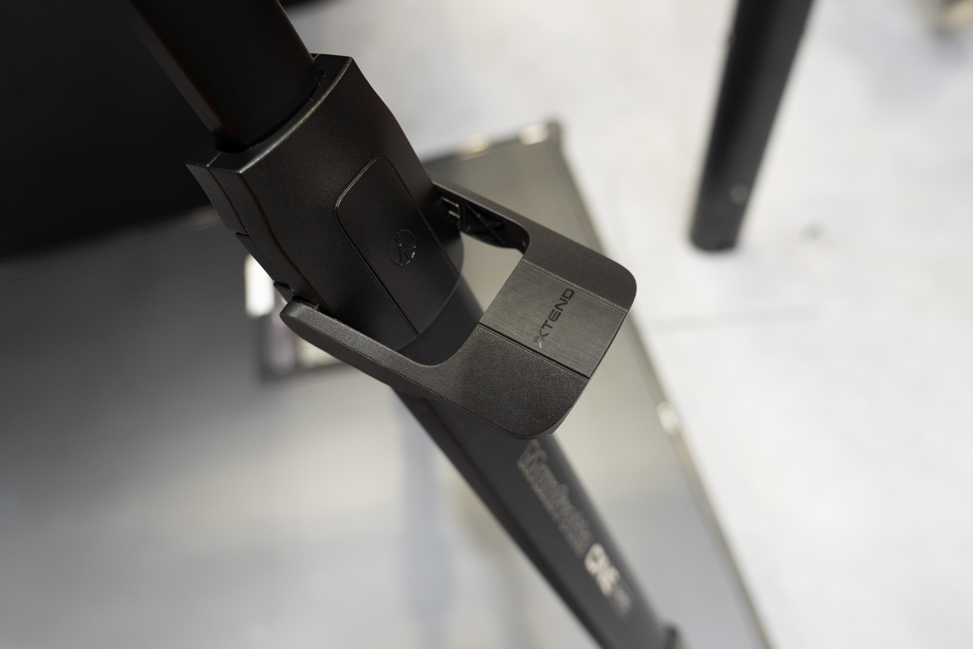 脚のロックレバー部分