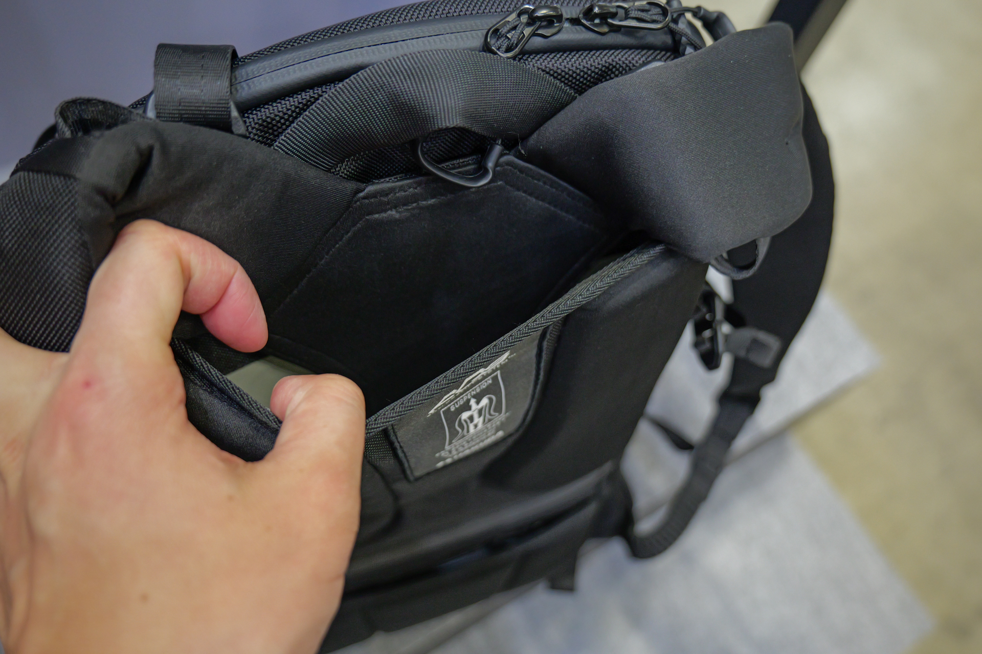 ショルダーベルトの“根元”がサスペンション構造となっている。ここが歩くたびに伸縮する