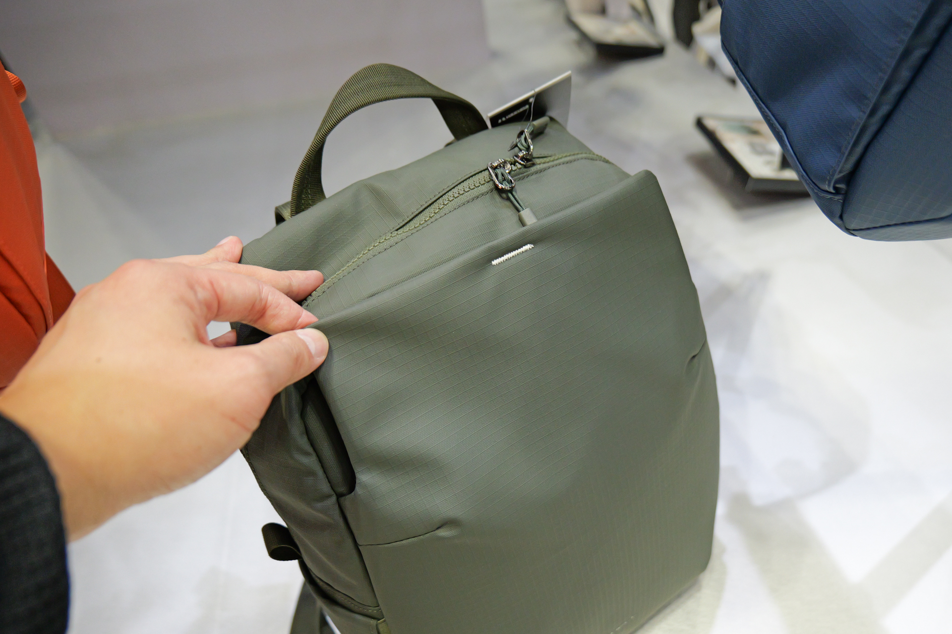 ボタン式としたフロントポケットのデザイン性にこだわっている