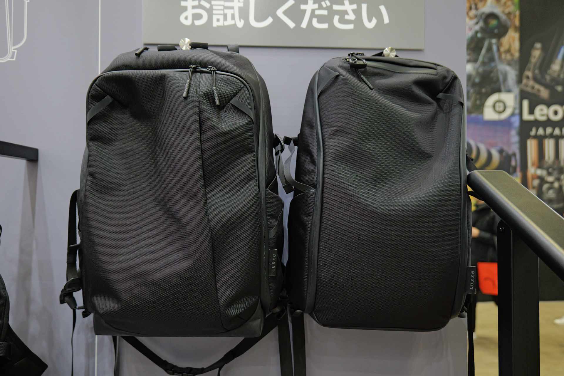 左が容量約23Lの「AGSバックパック23」、右が同約17Lの「AGSバックパック17」