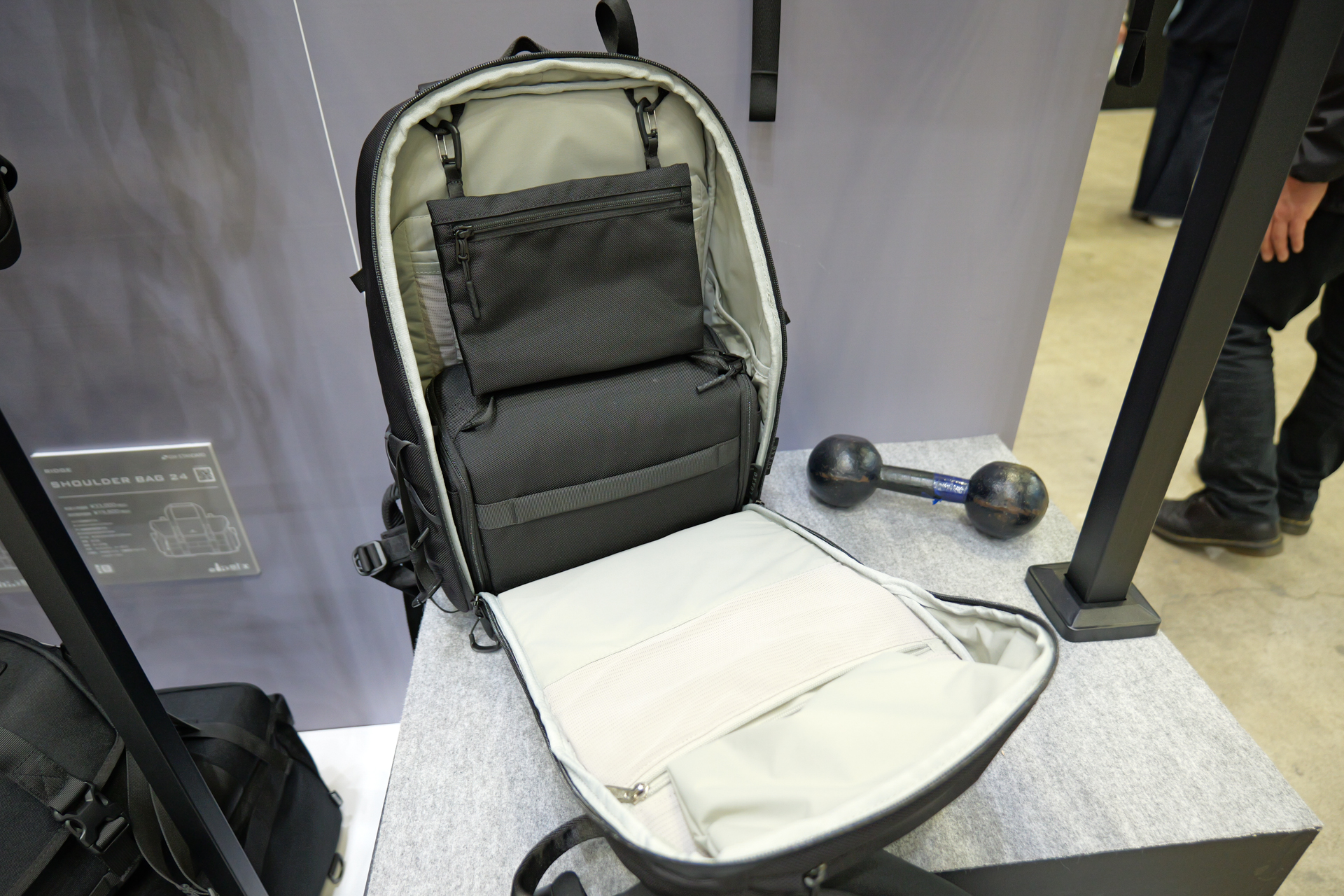 「AGSバックパック23」を展開した様子。カメラインナーバッグはショルダーバッグとしても使える