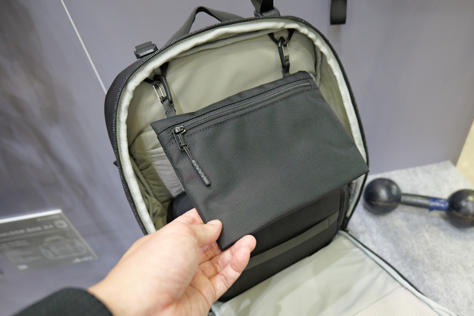 付属のミニポーチは着脱に対応