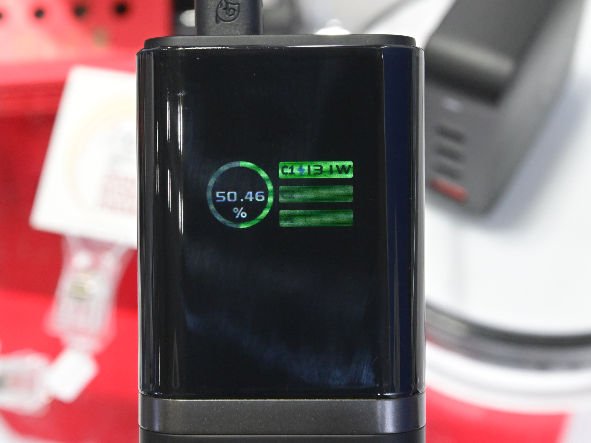 前面にはディスプレイを搭載。入出力の様子が表示される