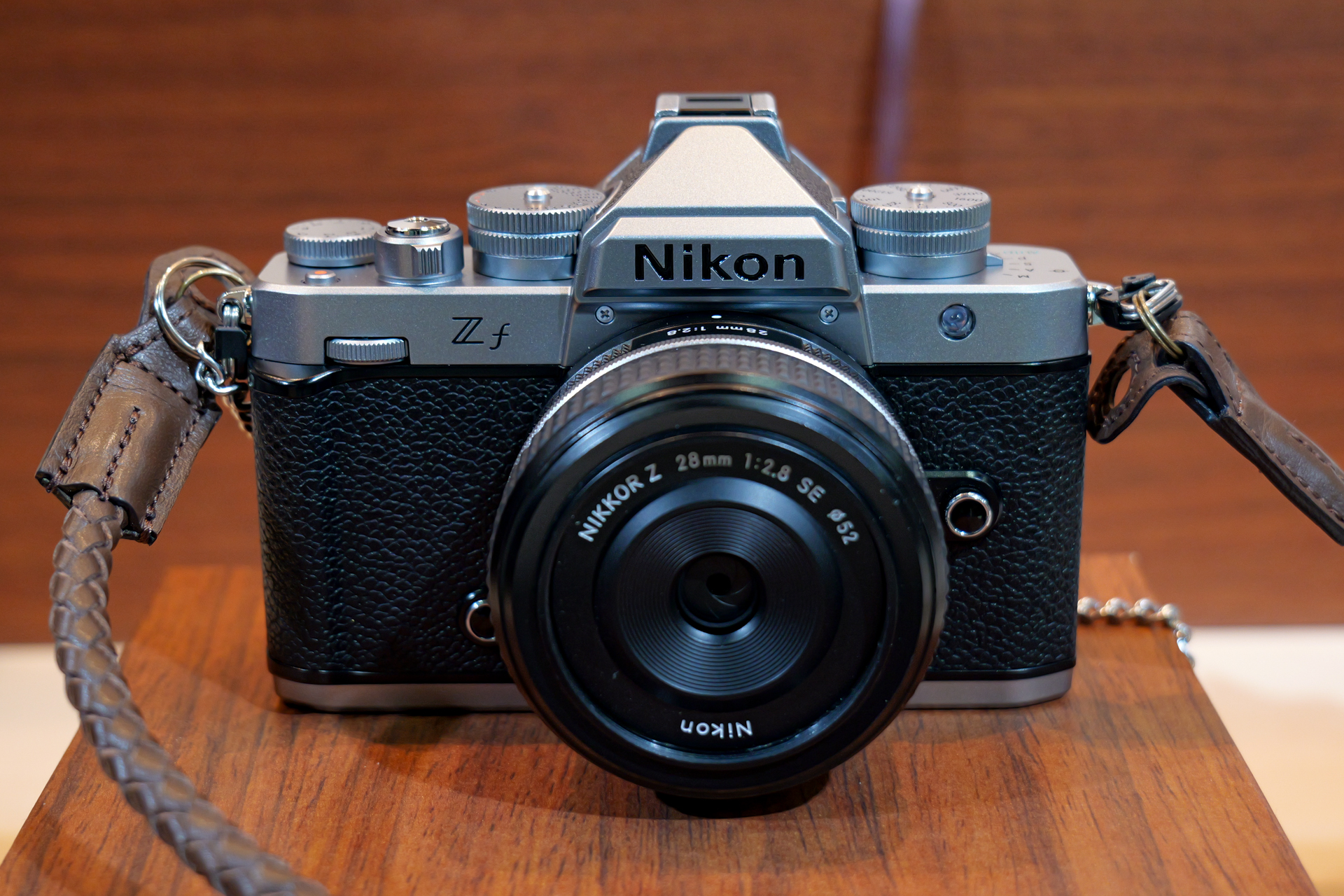 「日付写し込み」機能を搭載しているのはこのシルバーモデルだけ