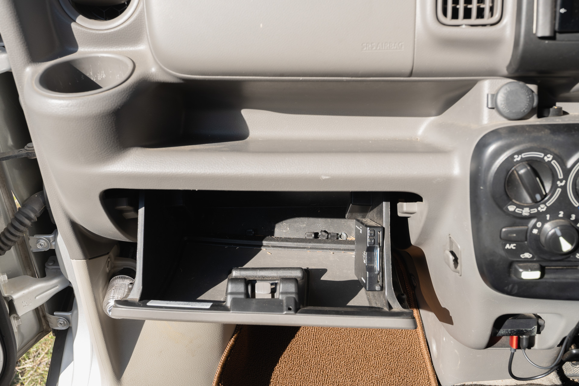 グローブボックスに入れているものを全部出す作業の方が時間がかかるくらい。