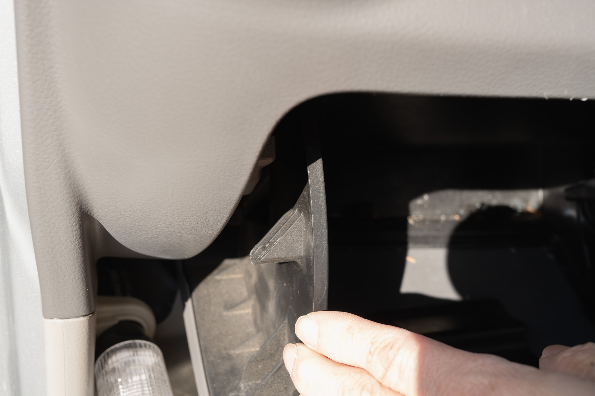 グローブボックス左右のツメを押し込むようにして外す