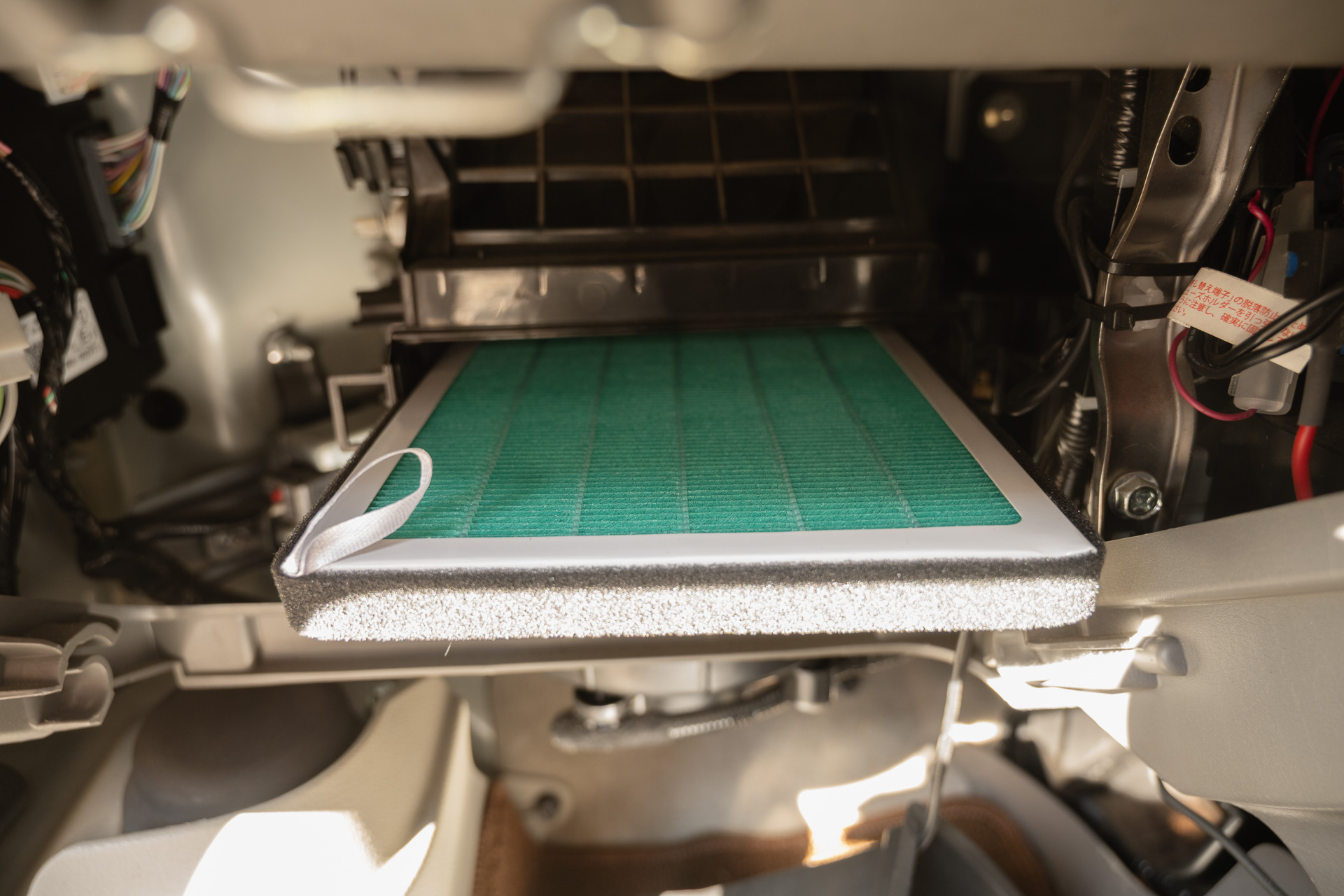 収納ボックスの蓋を外してフィルターを交換