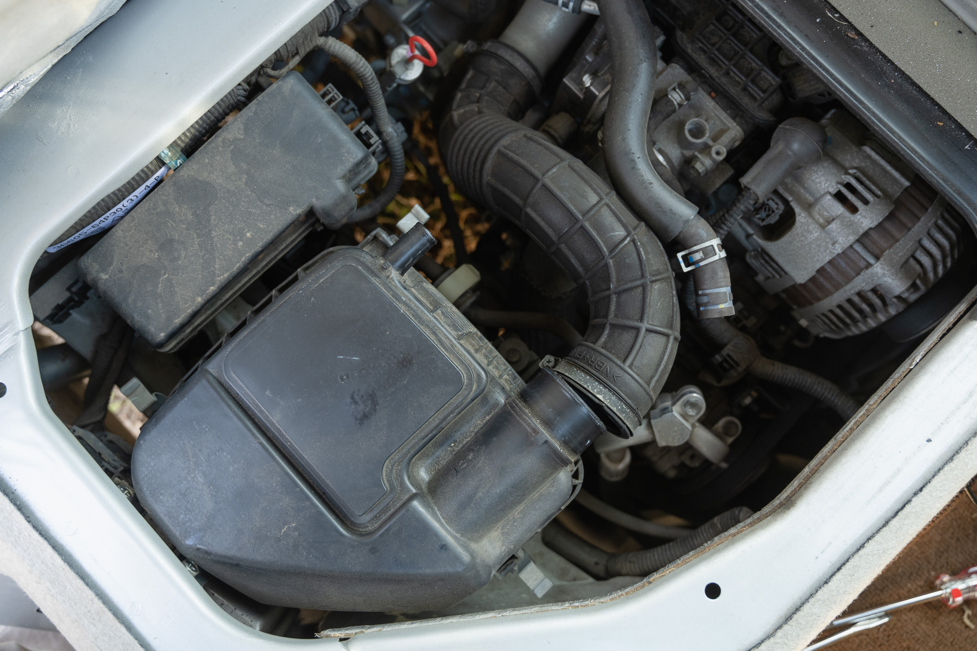 エブリイでは運転席の下にエアクリーナーボックスがある