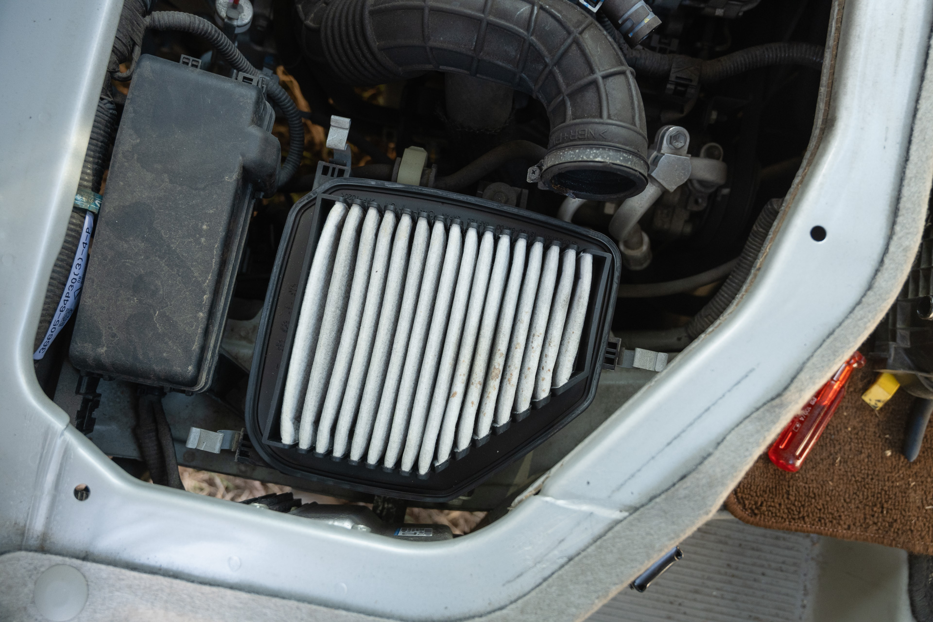 蓋を外すとすぐエアクリーナーフィルターが見える。これを交換