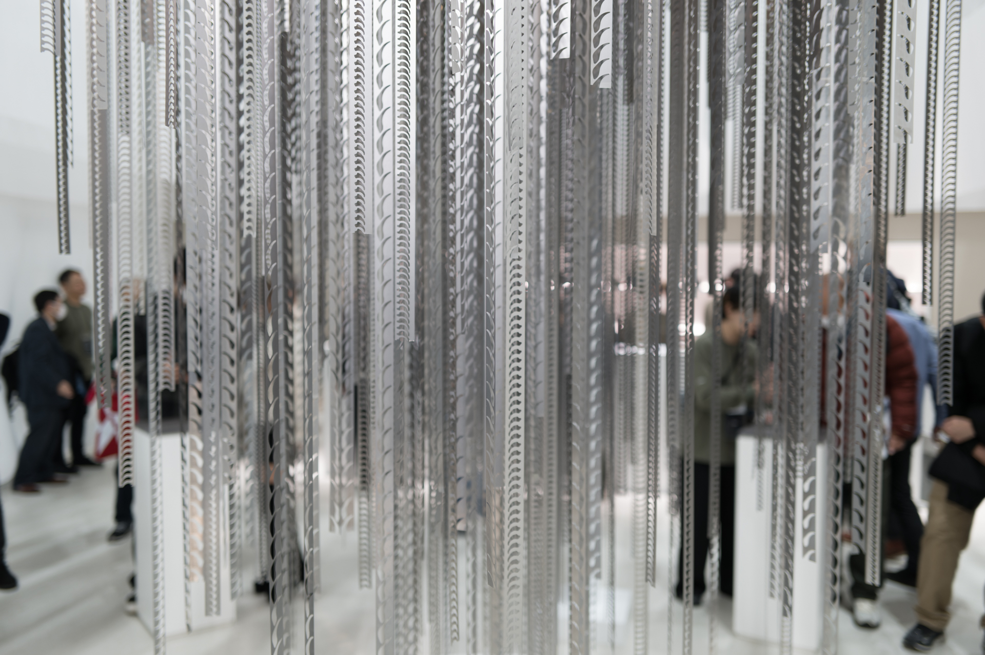 レンズの絞り羽根を打ち抜いた残りの金属素材を使い、アーティストが作品に仕立てたものだという