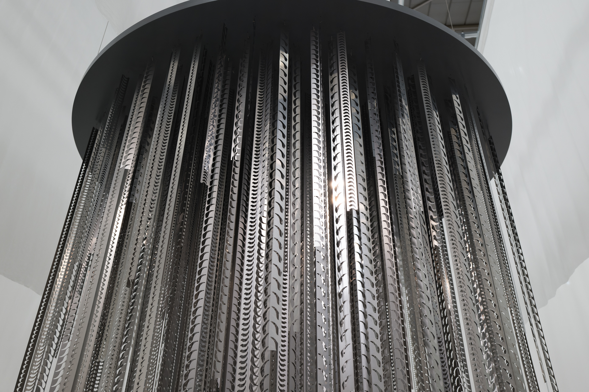 ミニマルデザインのシグマブース内で目を引くオブジェ。天井から何かがぶら下がっている