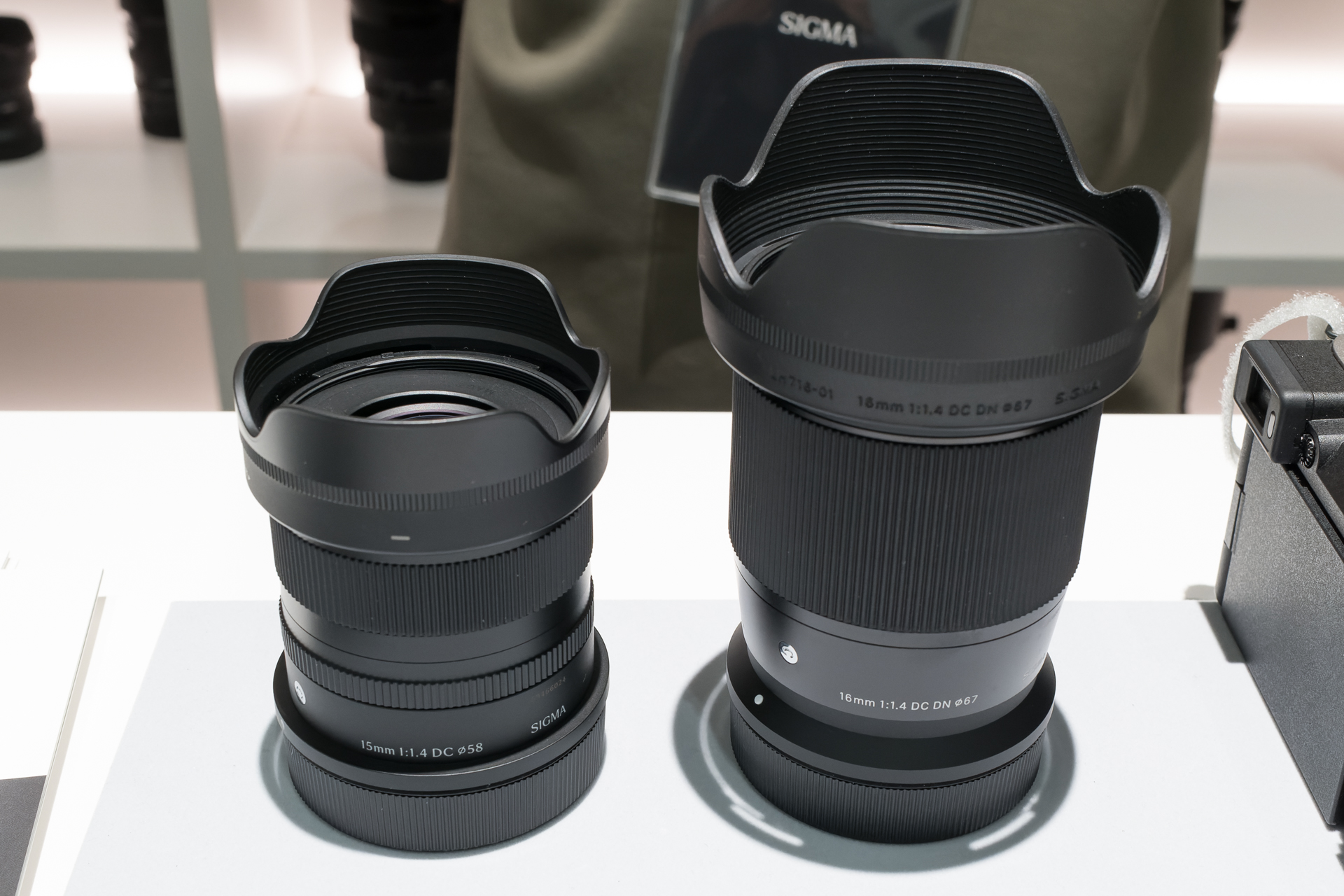 左は新しい15mm F1.4 DC、右は従来の16mm F1.4。いずれもRFマウント用