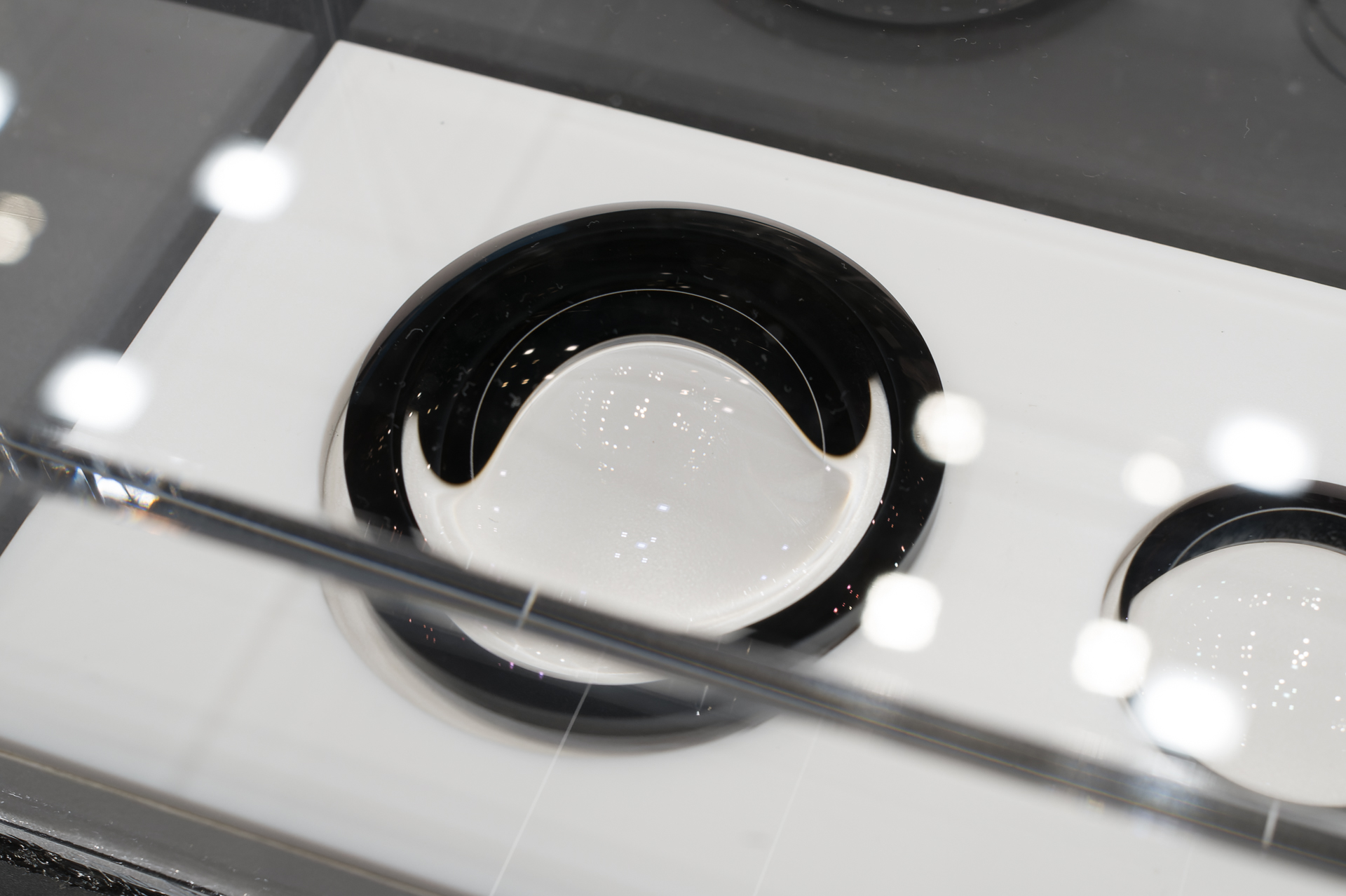 1枚目の非球面レンズ。超精密な金型でプレスされたGMo非球面レンズだ