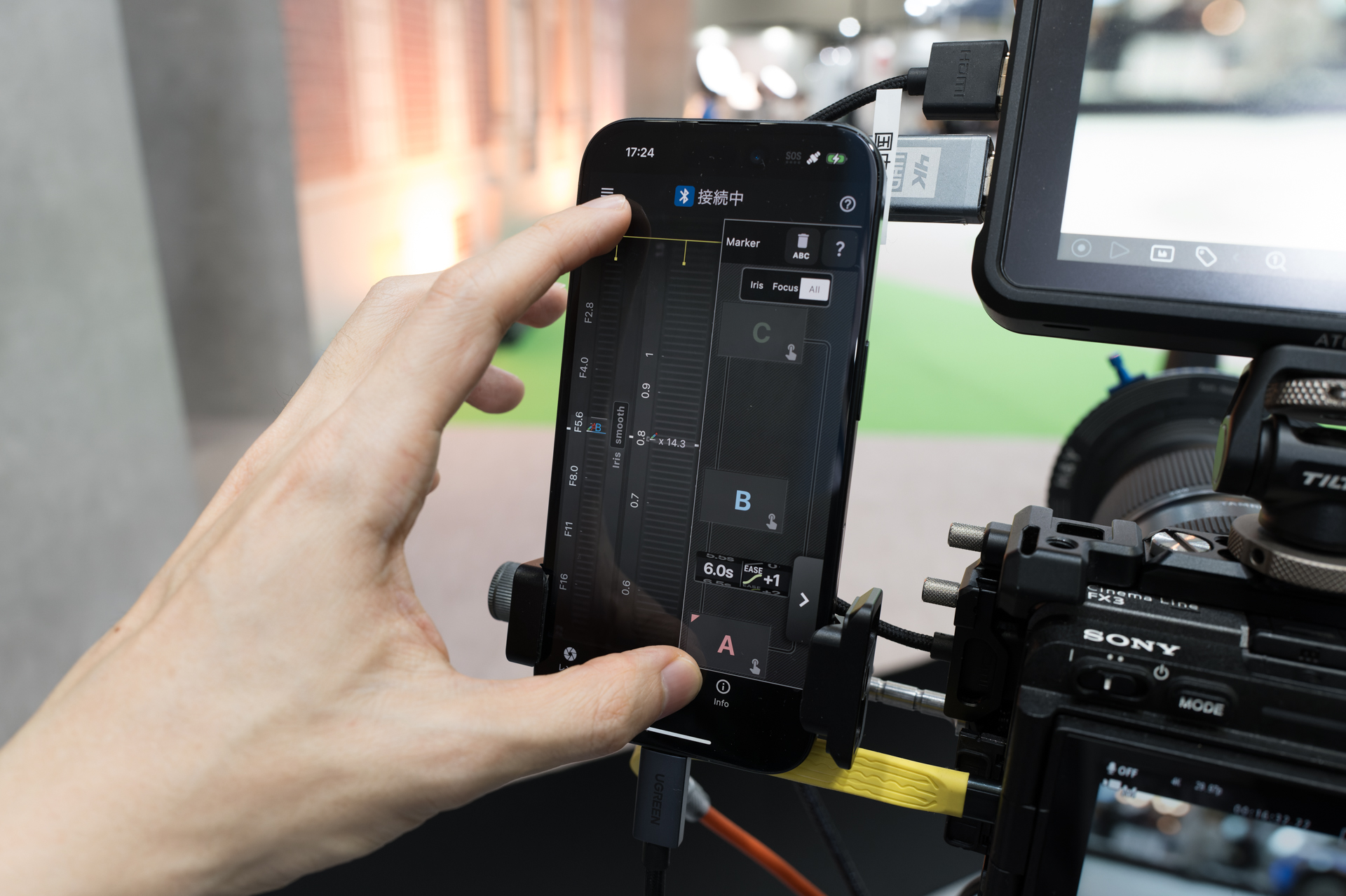 フォーカスをリモート操作。ピンチアウトすると距離指標が拡大され、より繊細なフォーカシングが可能に。A、B、Cの3点にピント位置と絞り値をプリセットして使える