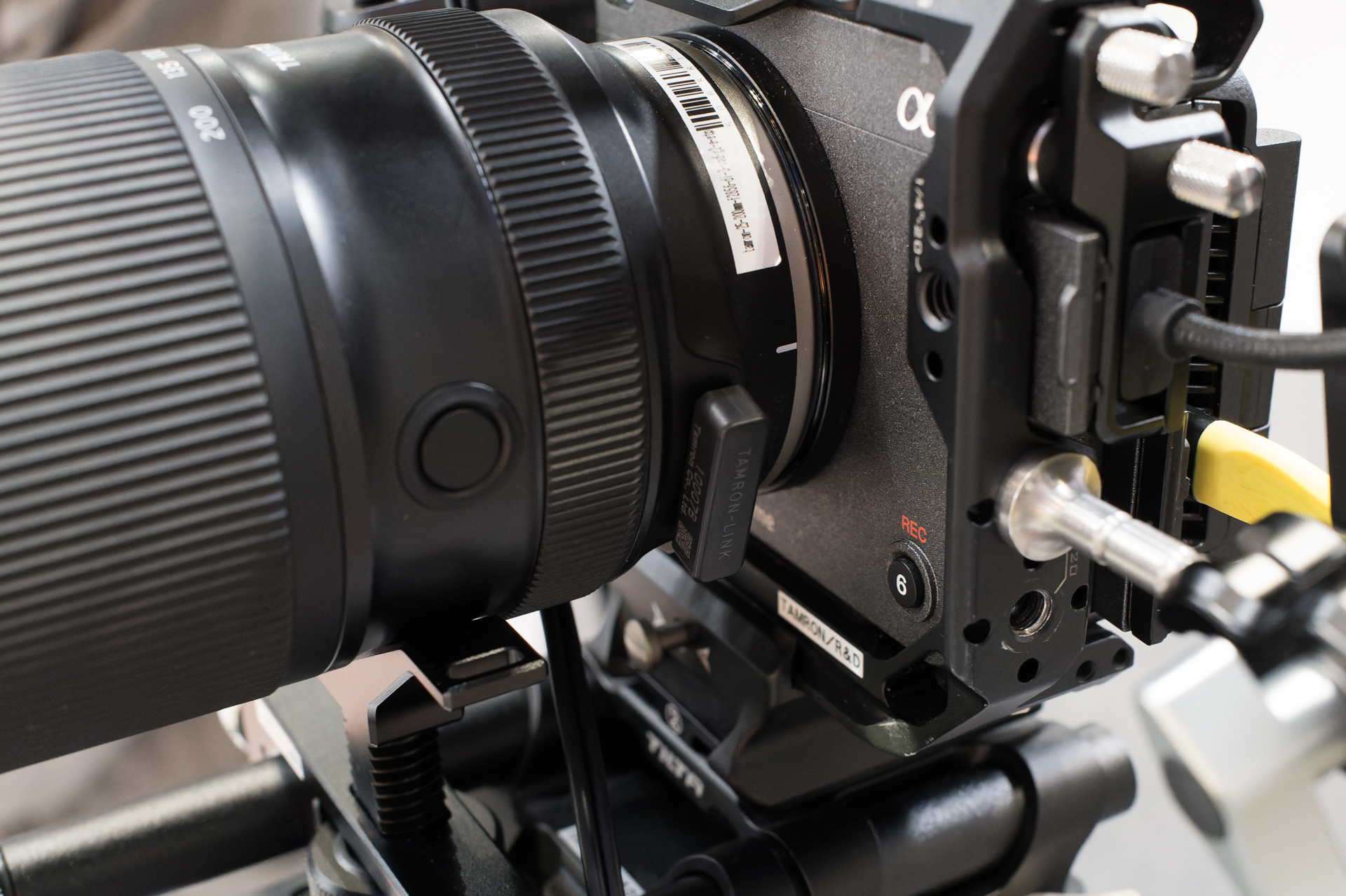 レンズのUSB Type-C端子にTAMRON-LINKを装着