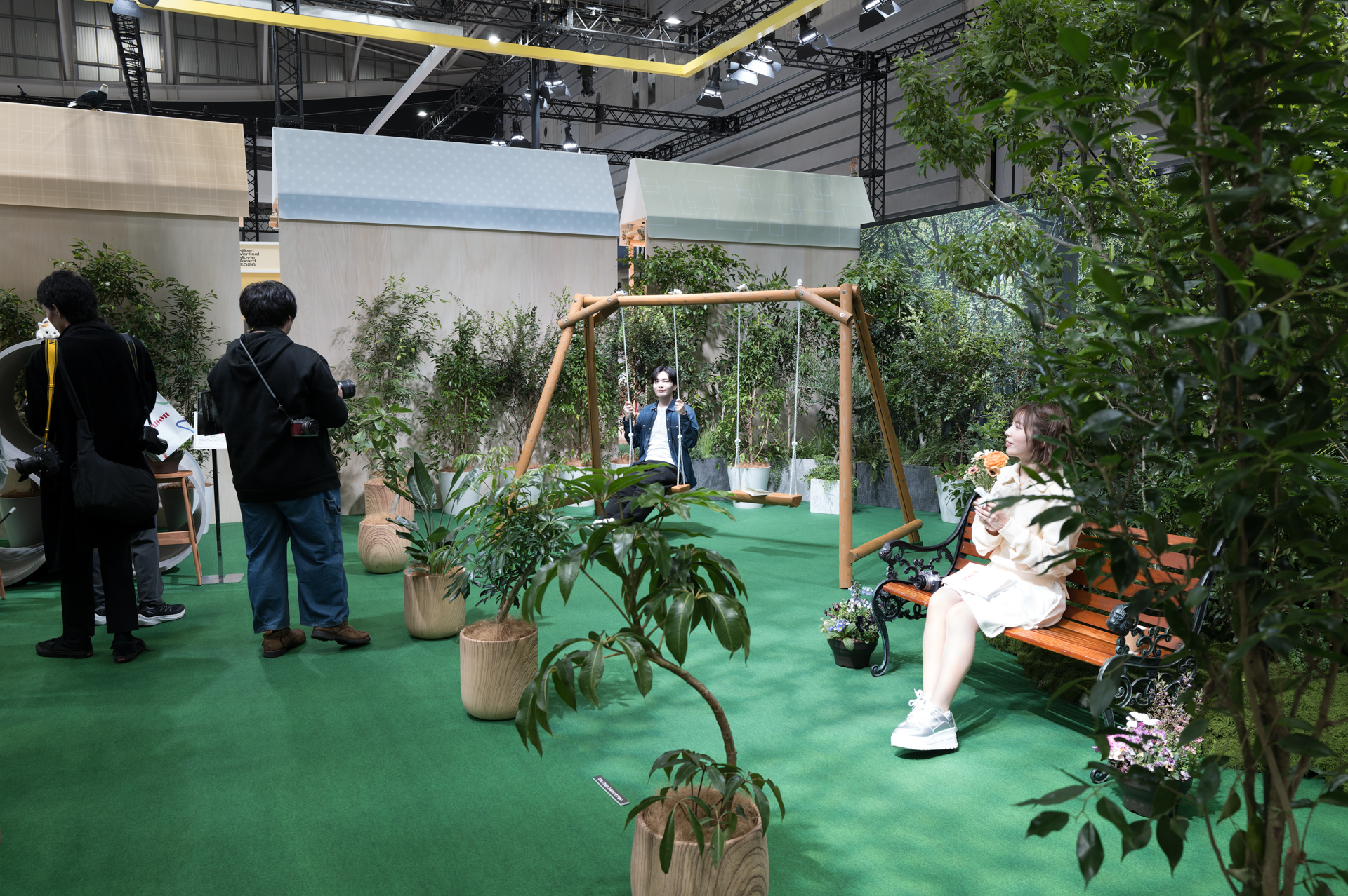 撮影体験コーナーでは、セットの中でモデルを撮影できる