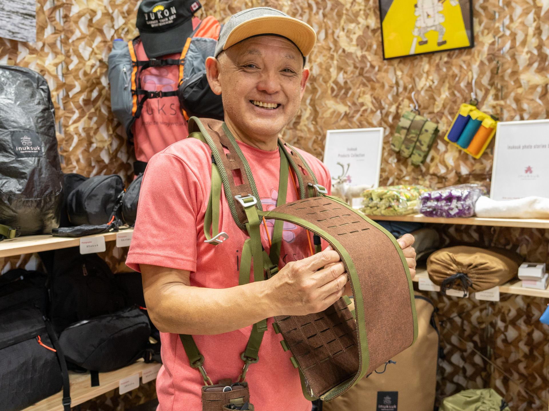 inuksuk創設者の小貝哲夫さんと「ロングレンズキャリーシステム」