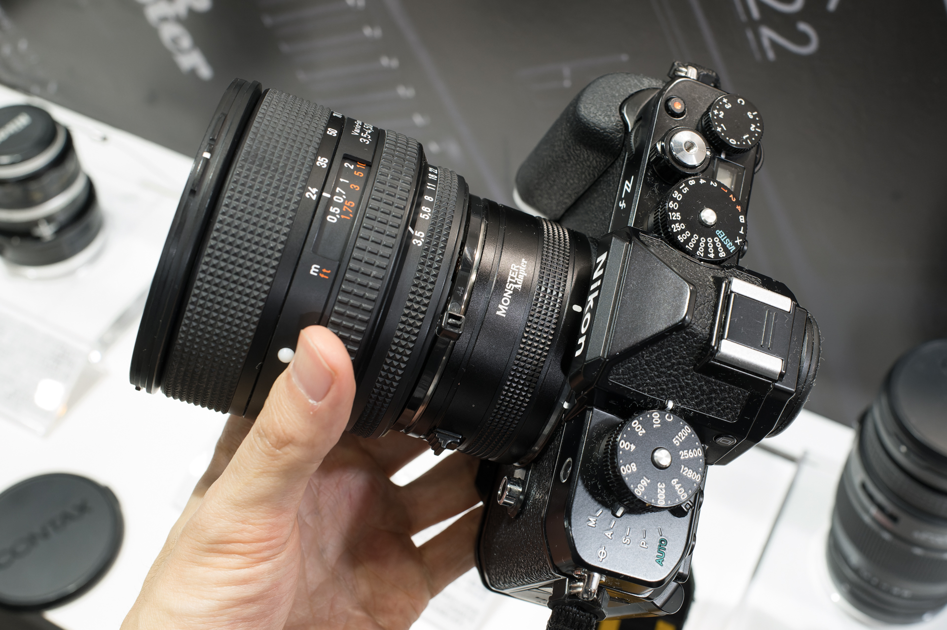ニコンZfにLA-NZ1経由でコンタックスNレンズを装着。絞りリングの操作がカメラボディに反映され、AFも動作した