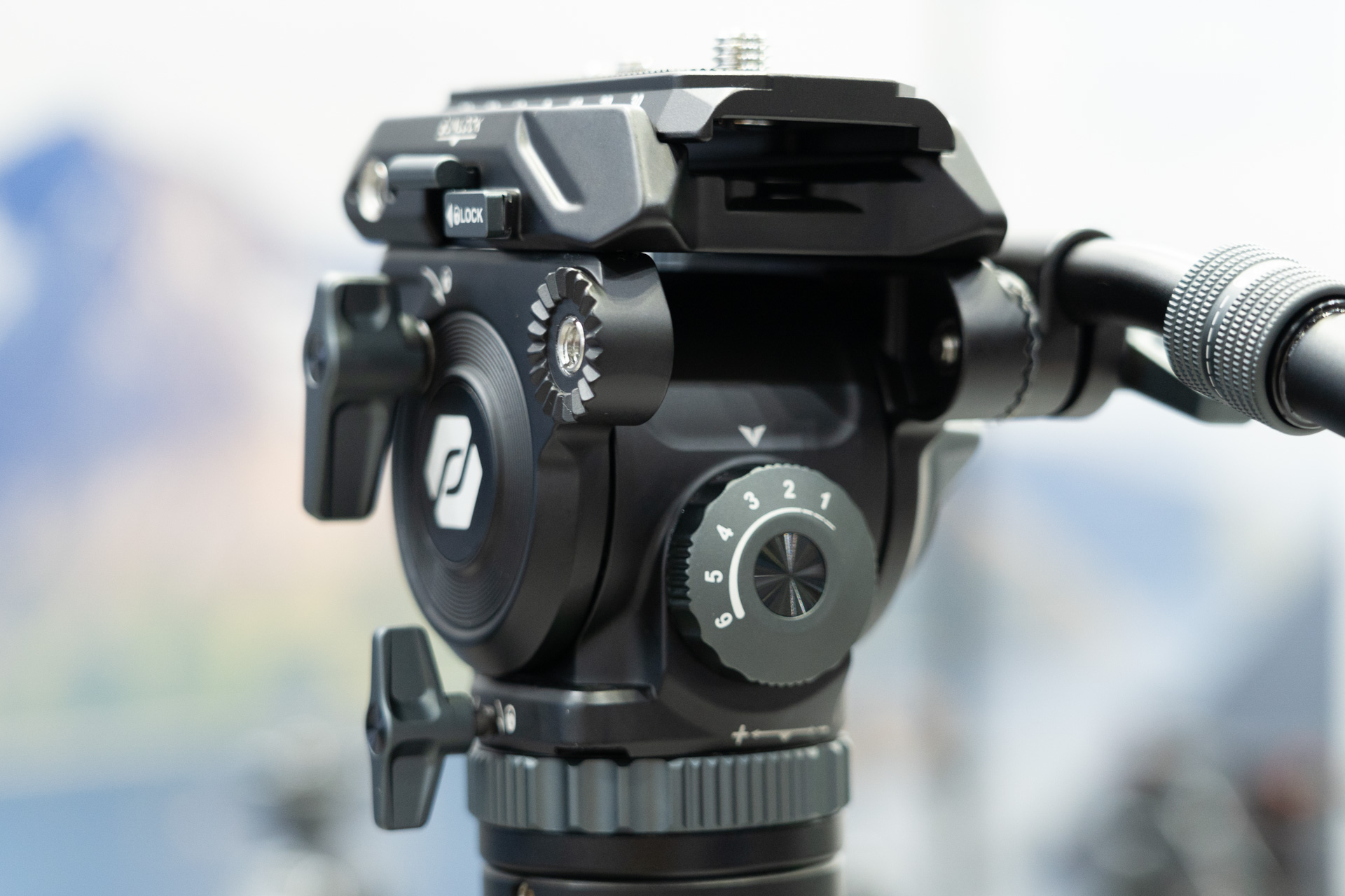 カウンターバランスの設定ダイヤルを備える