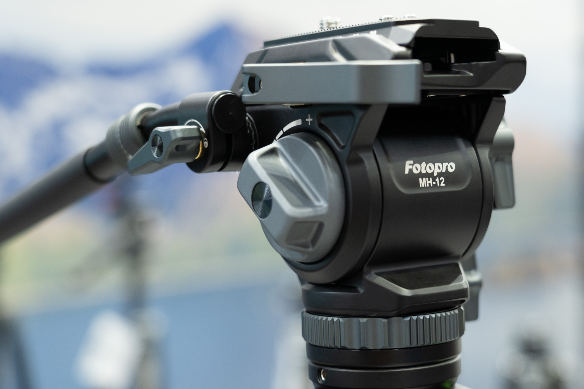 側面のツマミでチルトのフリクションを設定する