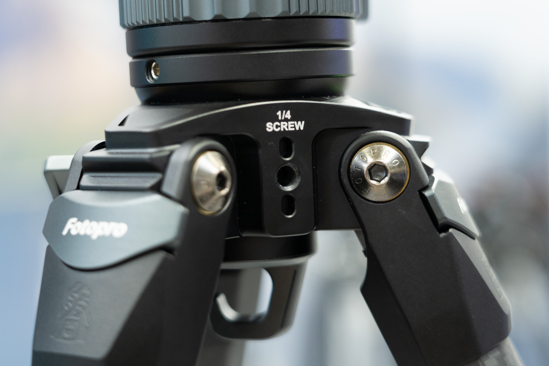 アームなどが接続できるネジ穴も装備